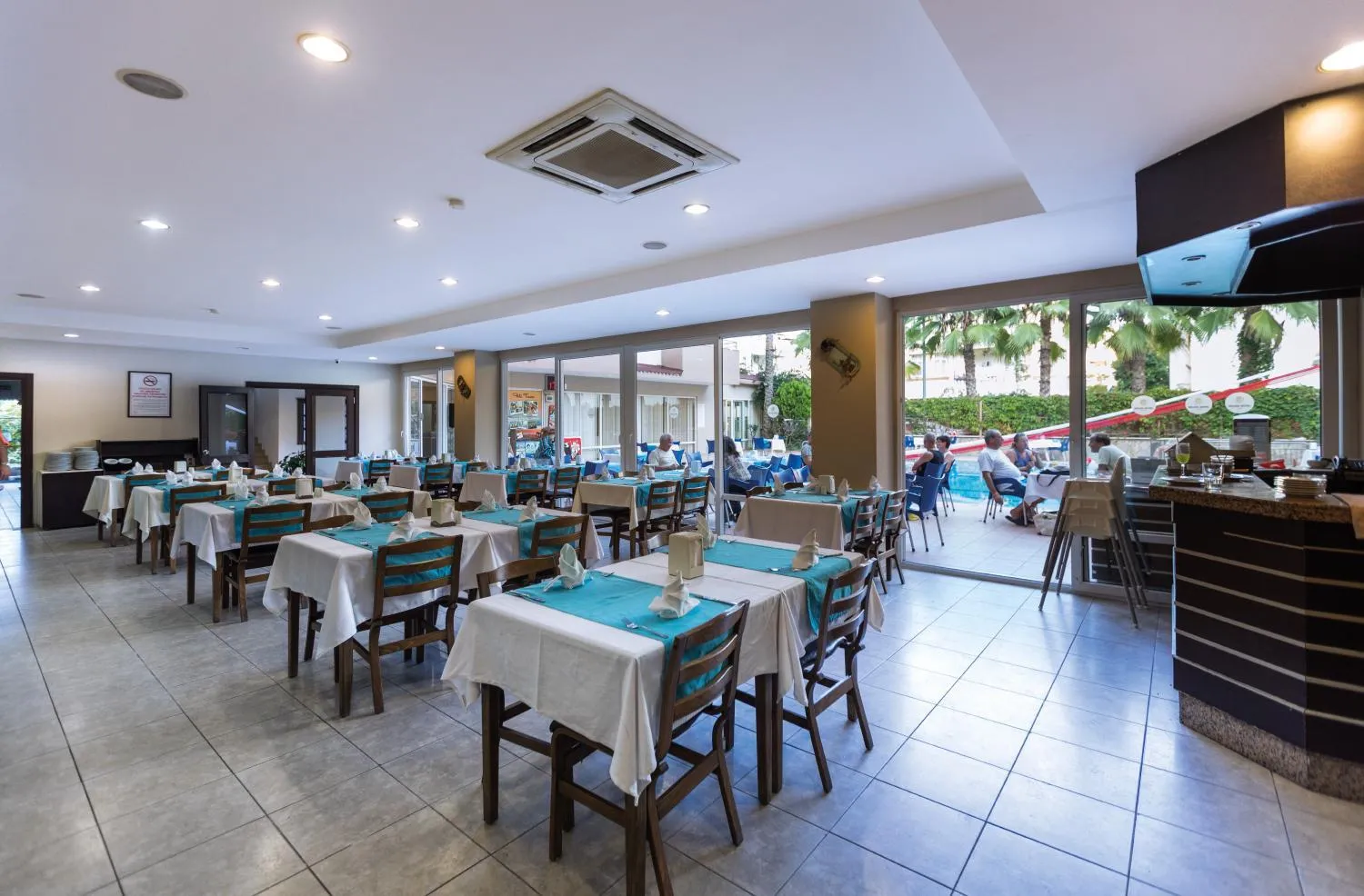 Restaurant/places to eat in Helios Hotel