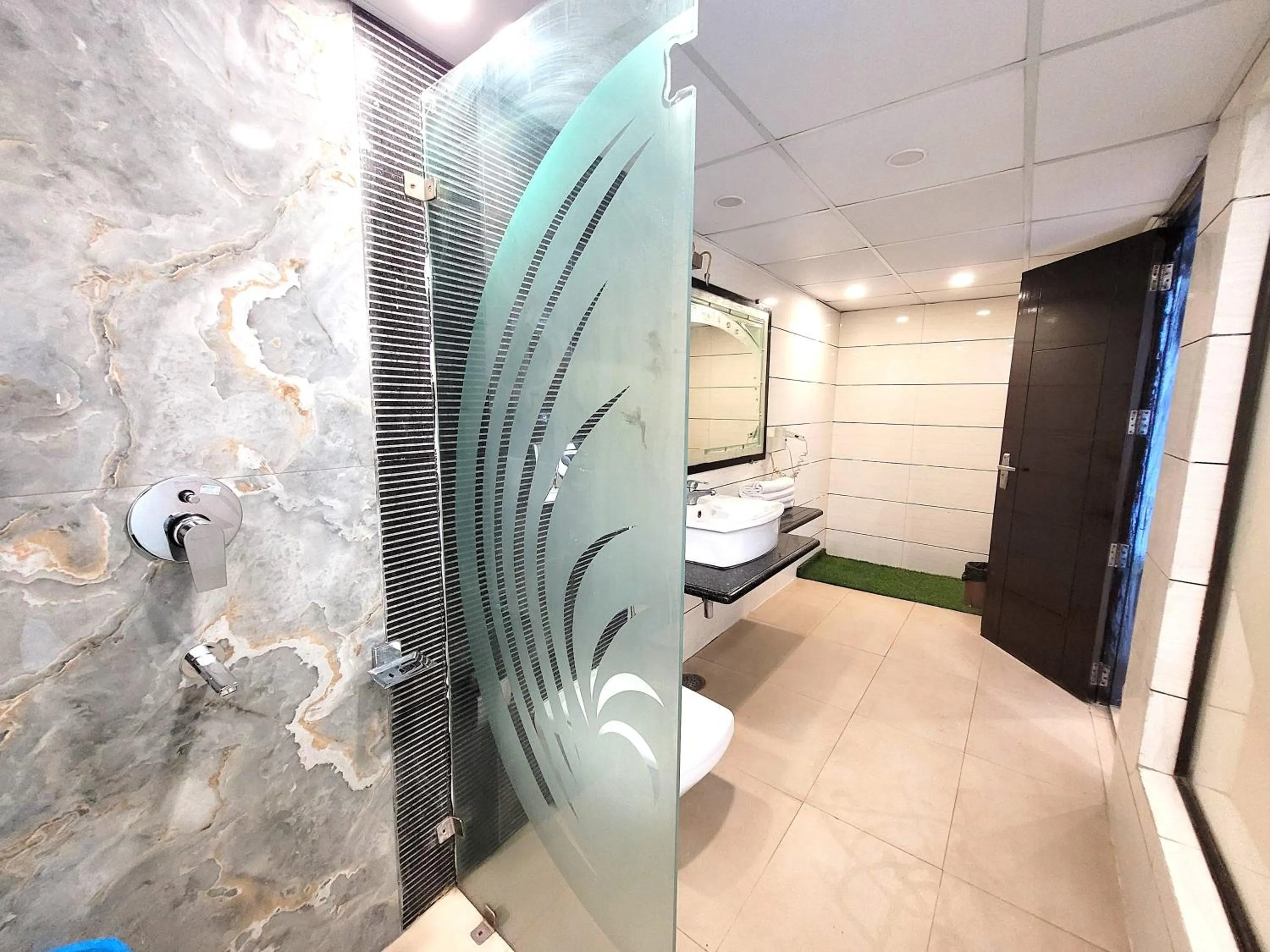 Shower in Hotel The Daanish Residency - Karol Bagh