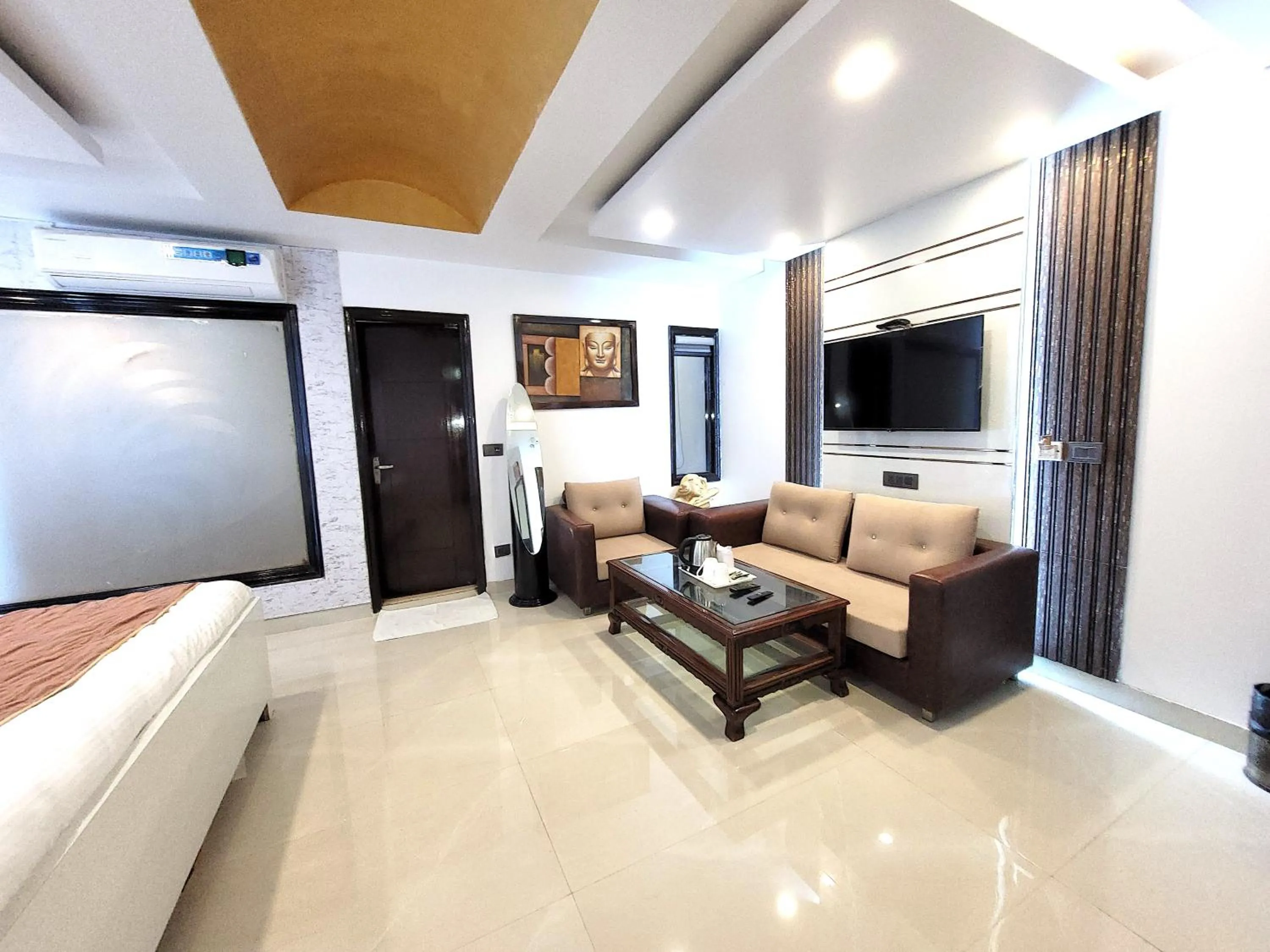 Communal lounge/ TV room in Hotel The Daanish Residency - Karol Bagh