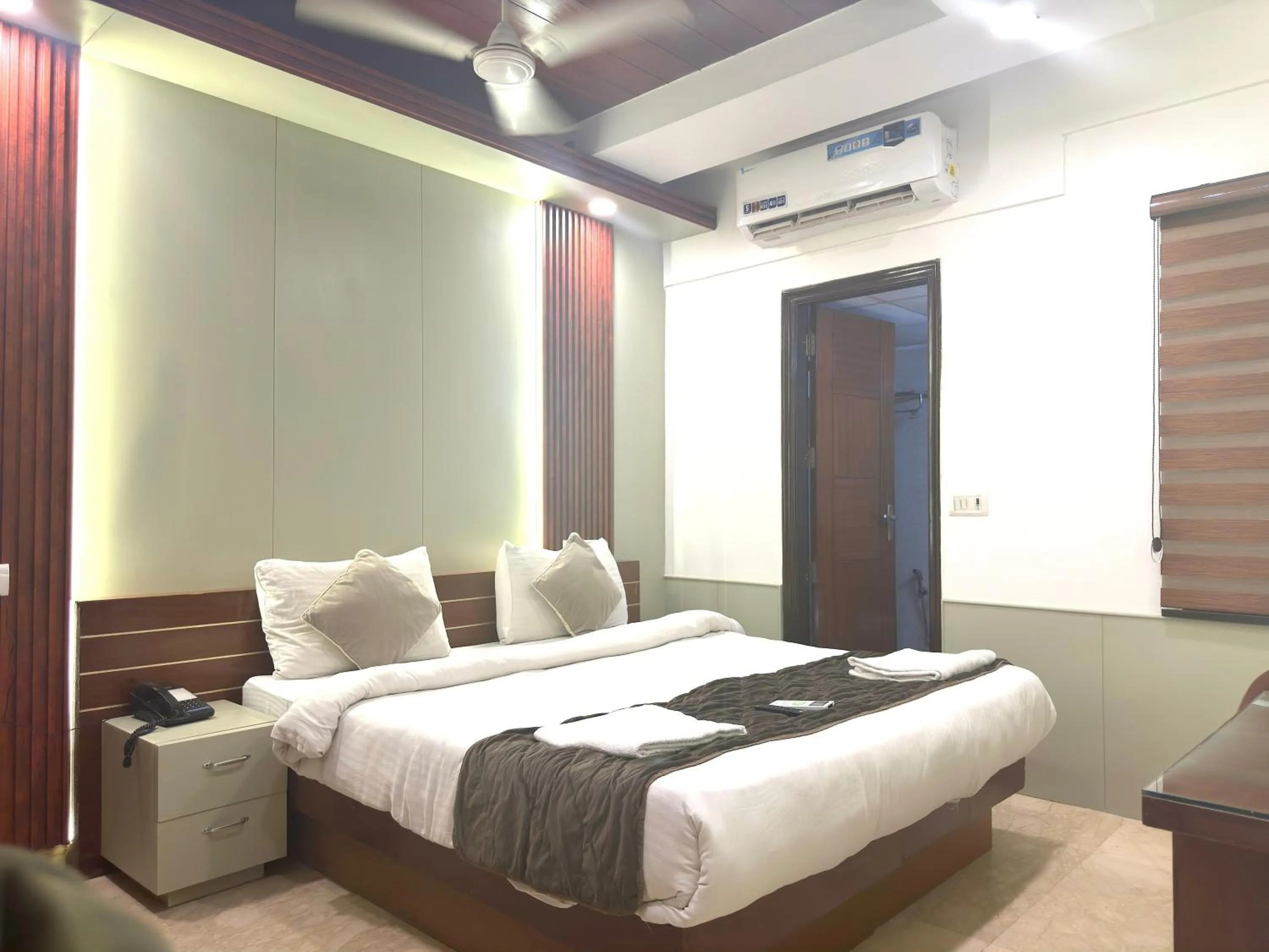 Bed in Hotel The Daanish Residency - Karol Bagh