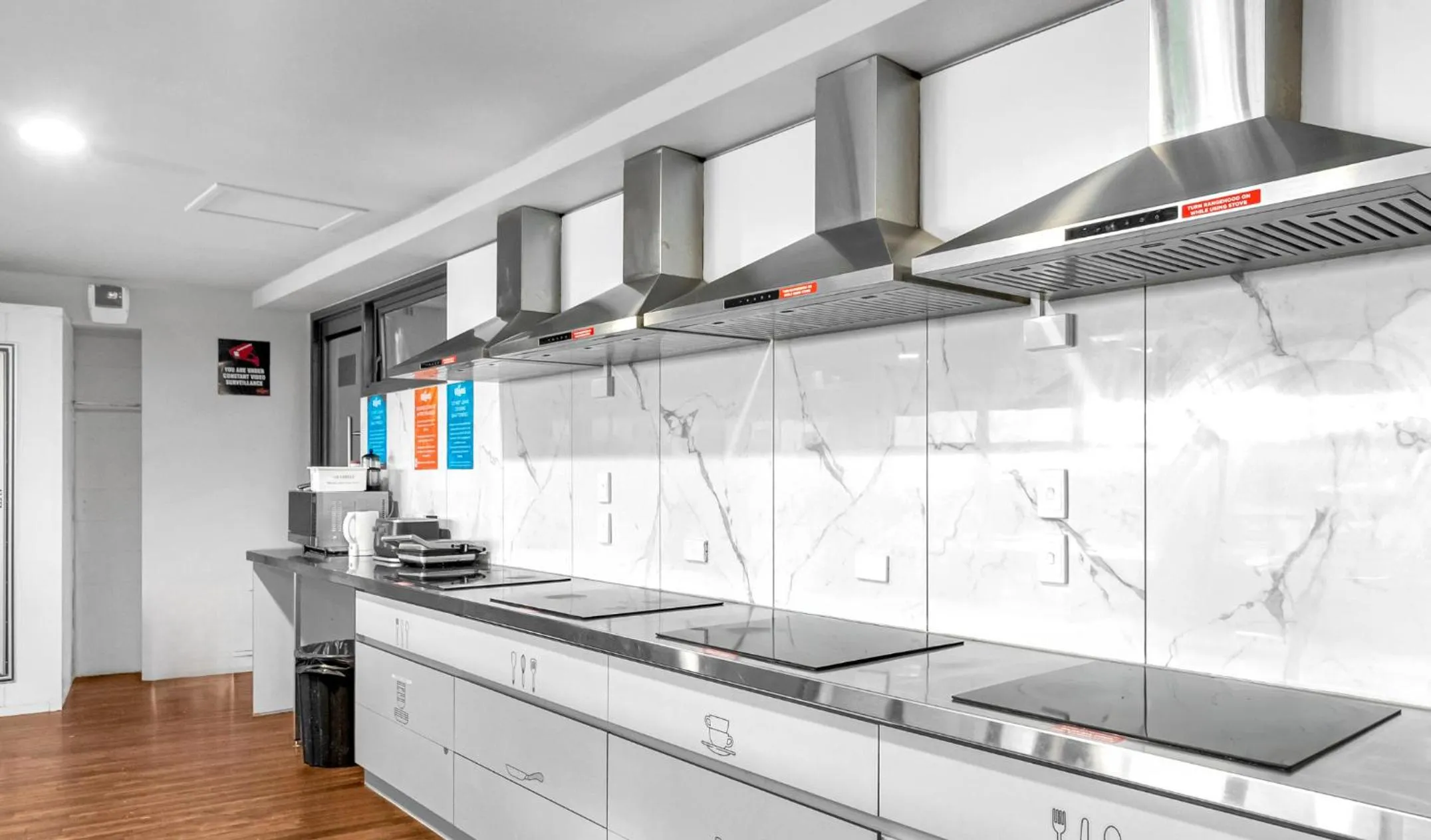 Communal kitchen in Gilligan's Hotel & Resort Cairns