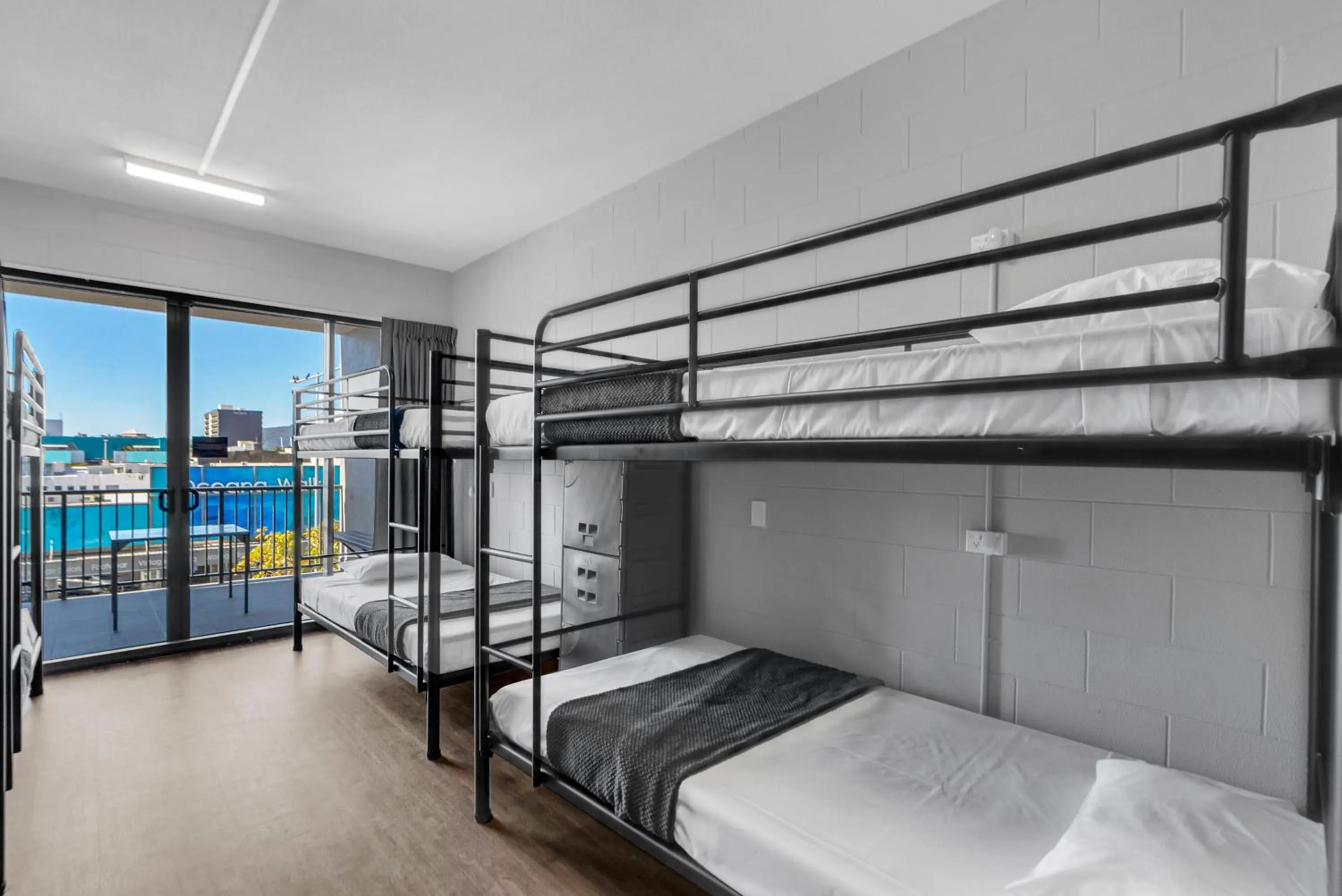 Bedroom, Bed in Gilligan's Hotel & Resort Cairns