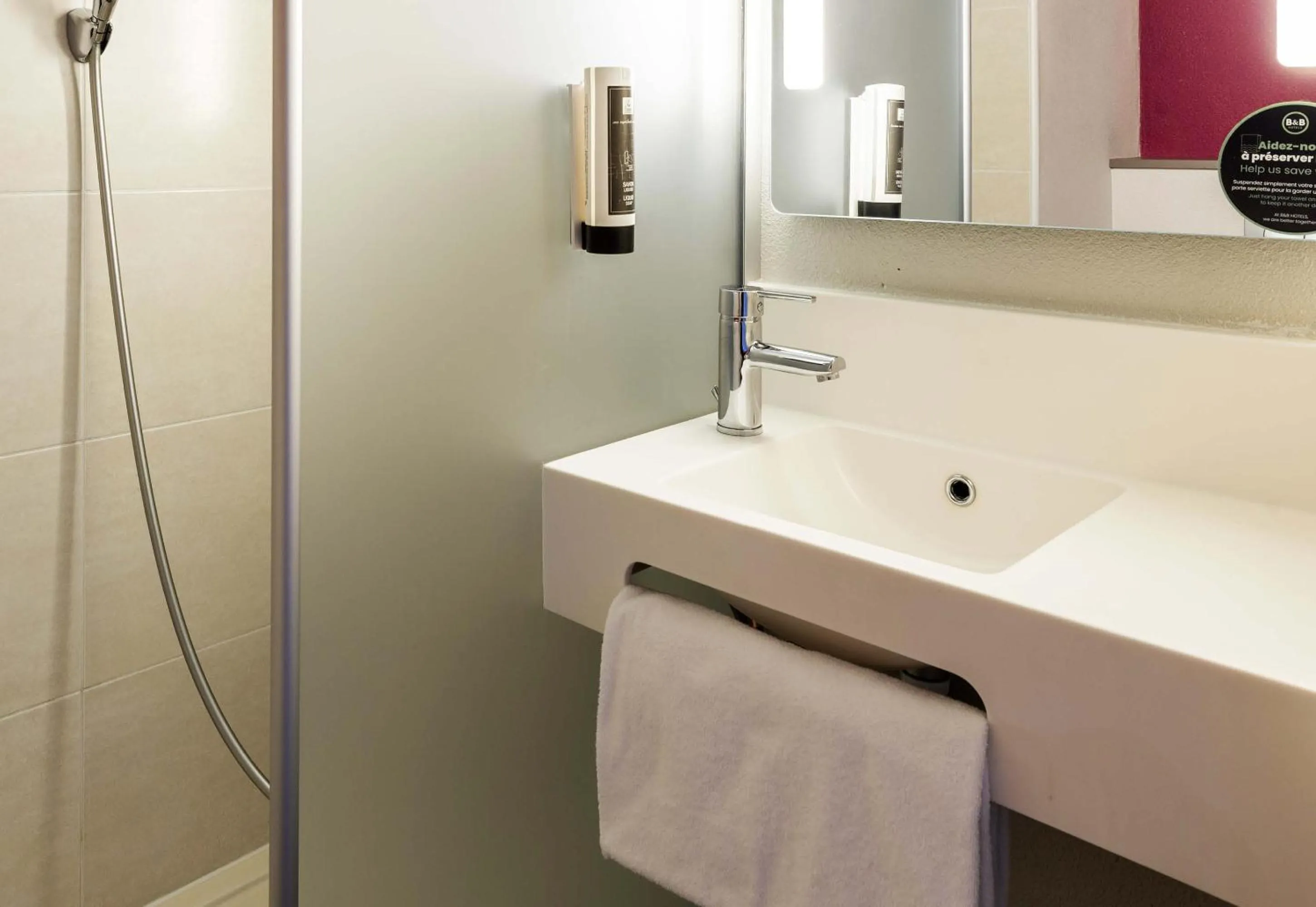 Bathroom in B&B HOTEL Castres Centre Gambetta