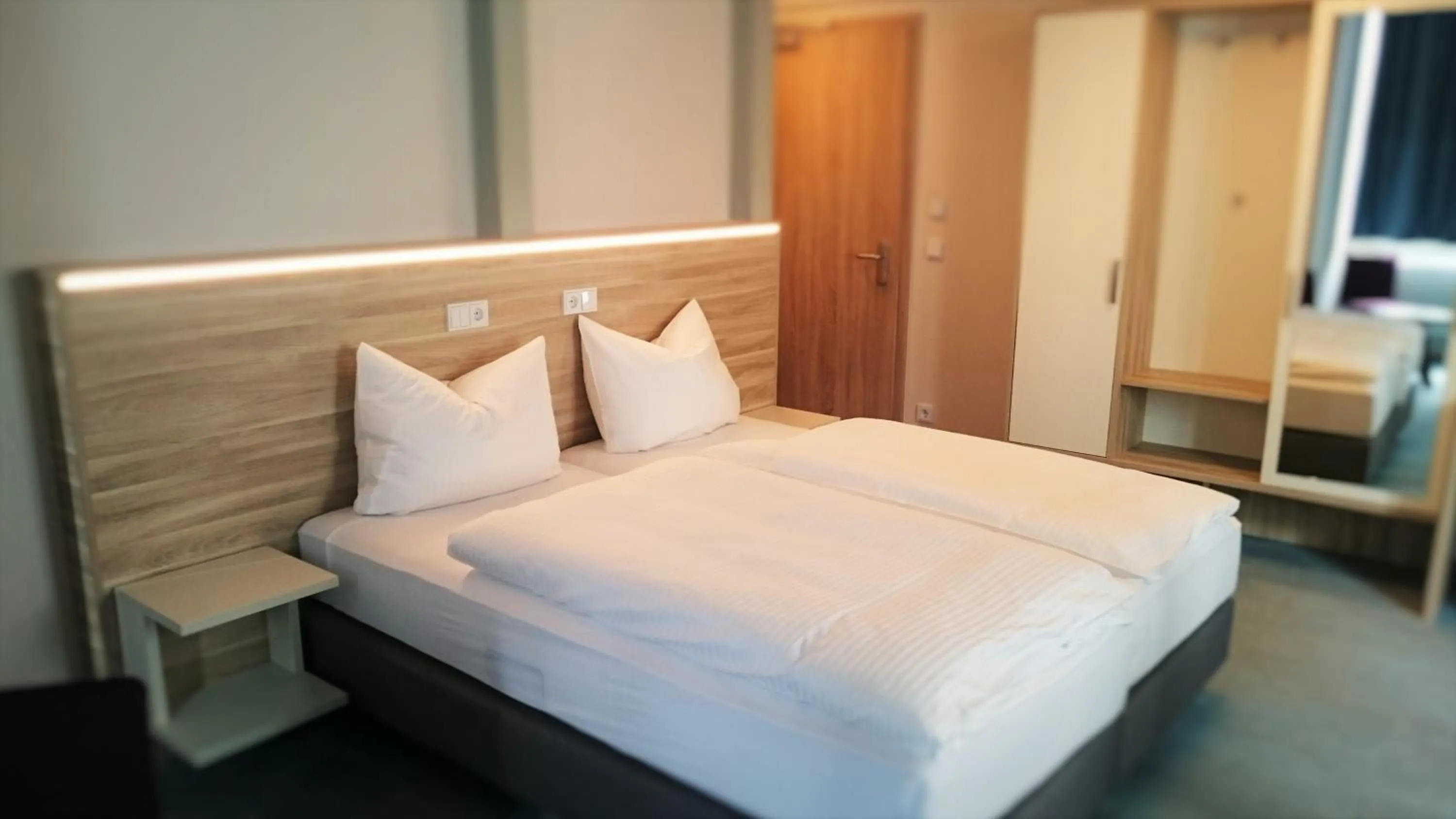 Photo of the whole room, Bed in Schumanns Garten