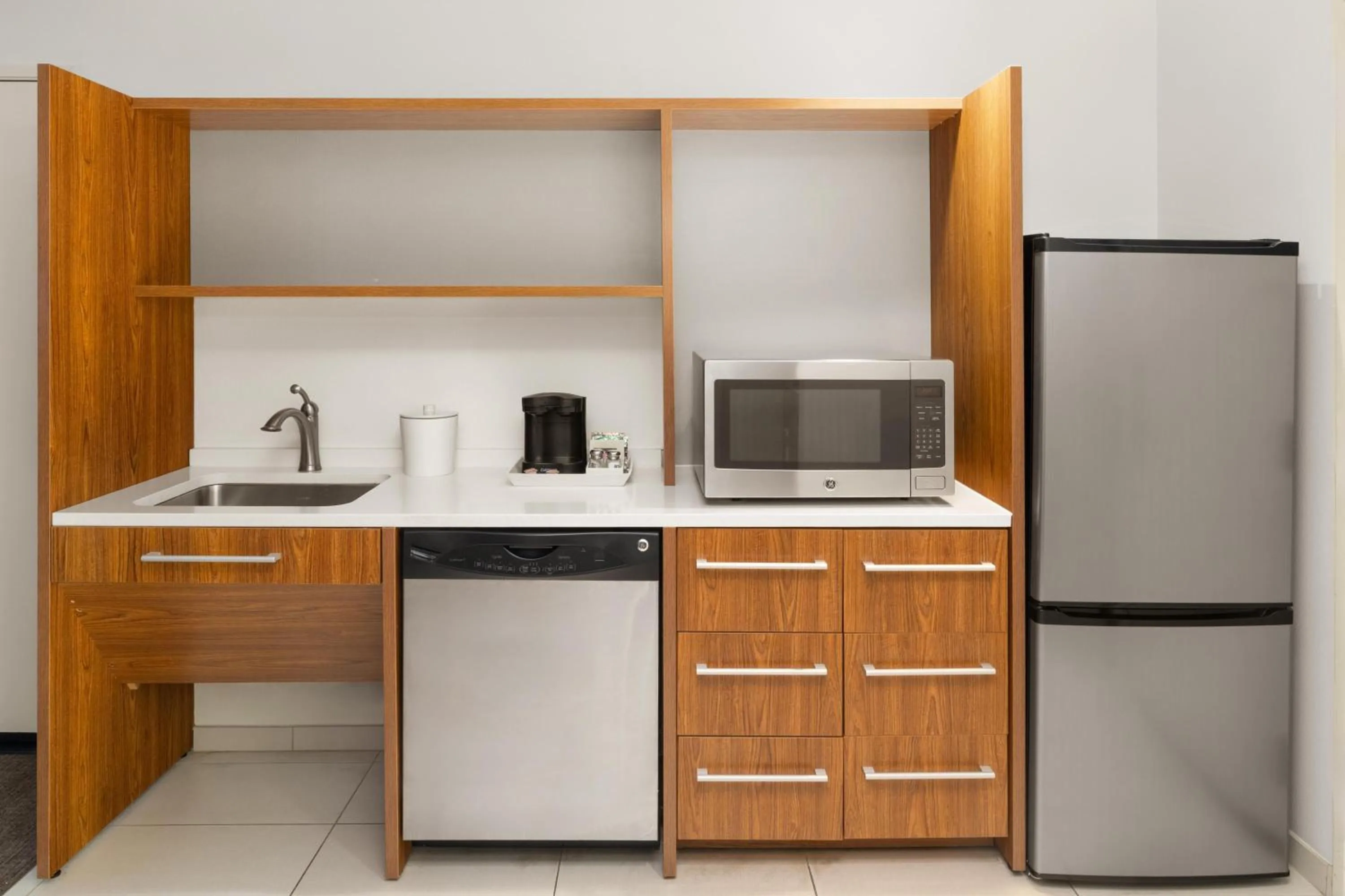 Kitchen or kitchenette in Home2 Suites by Hilton Alexandria
