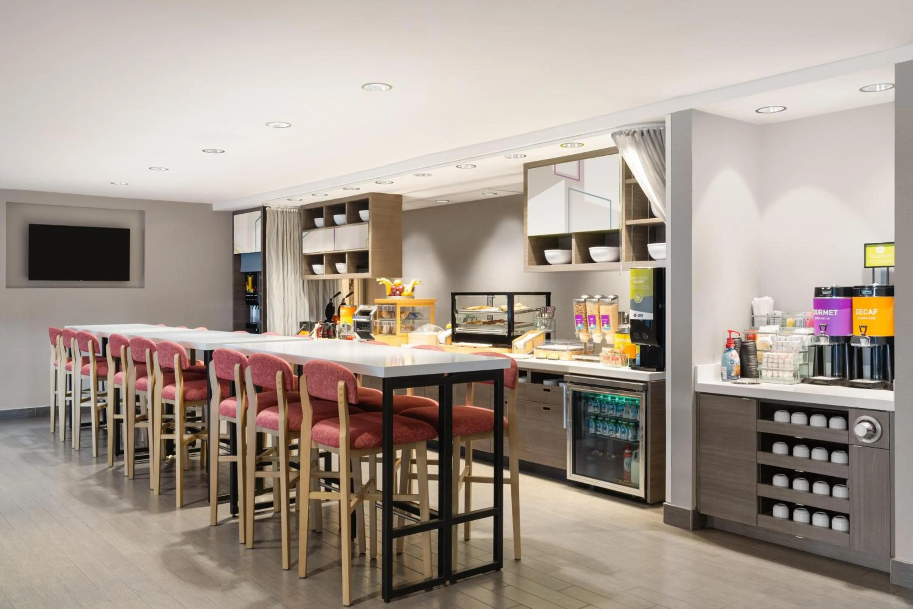 Breakfast in Home2 Suites by Hilton Alexandria