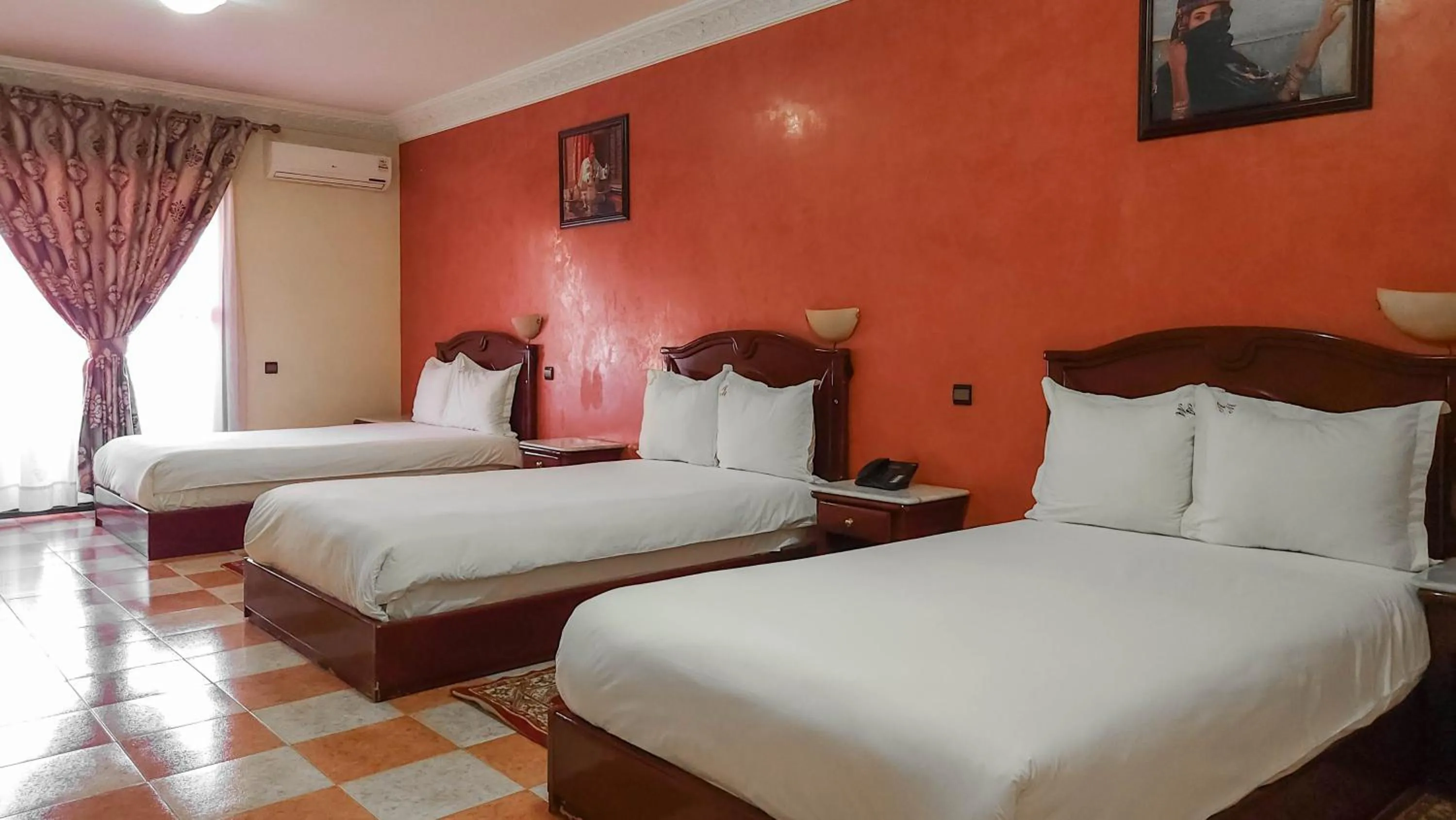 Bed in Hôtel Les Ambassadeurs