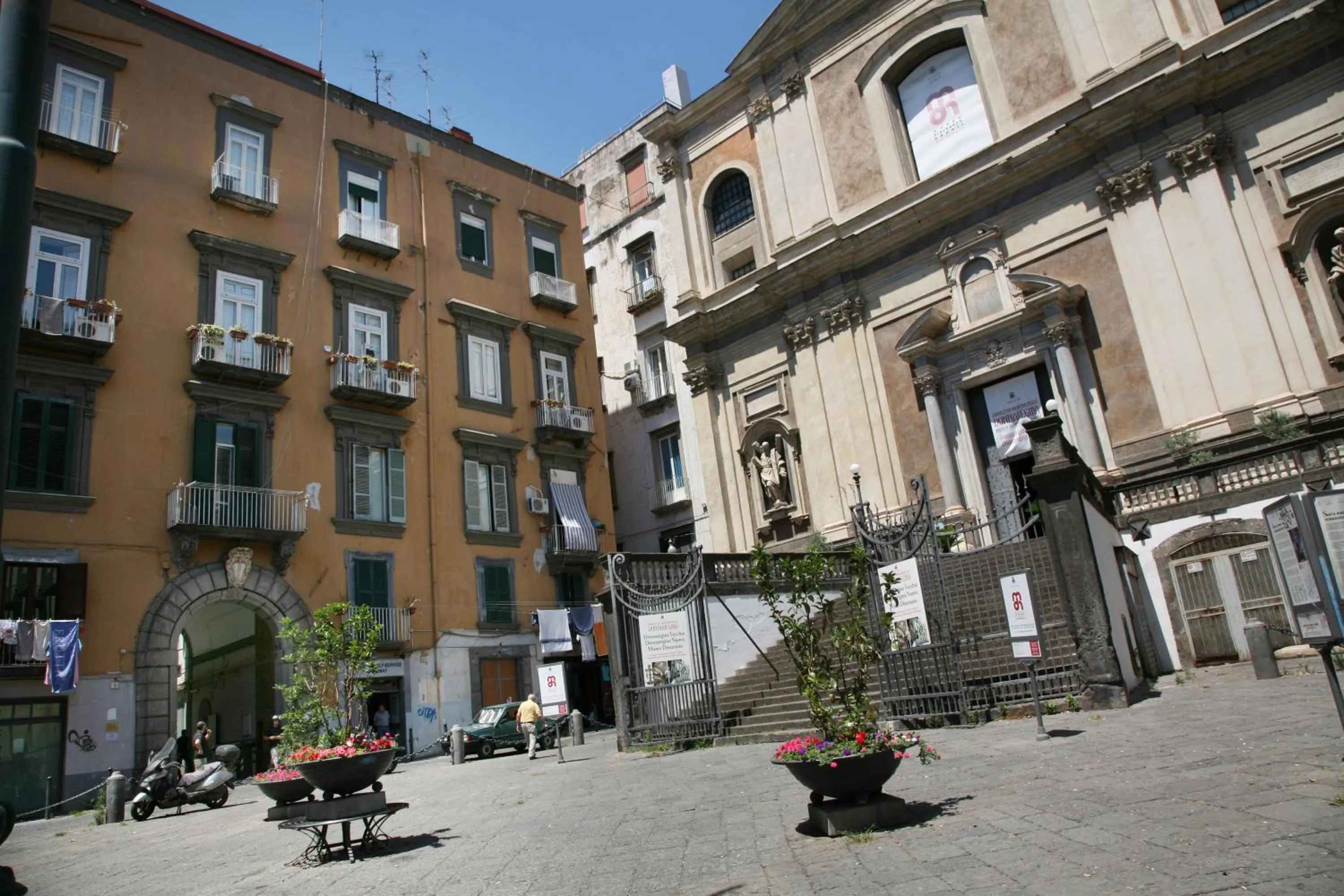 Nearby landmark in Napoli Retro