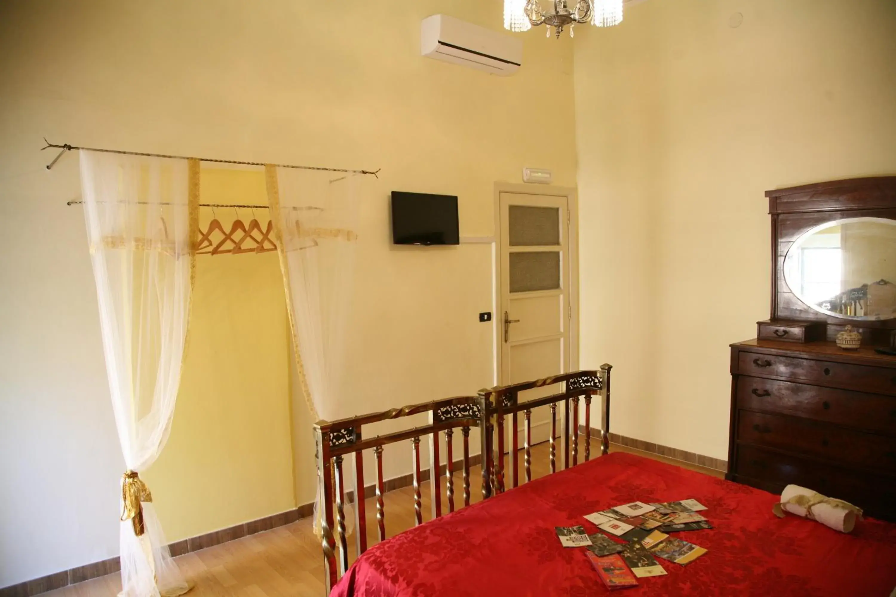 Double Room with Shared Bathroom - single occupancy in Napoli Retro Double Room with Shared Bathroom - single occupancy in Napoli Retro