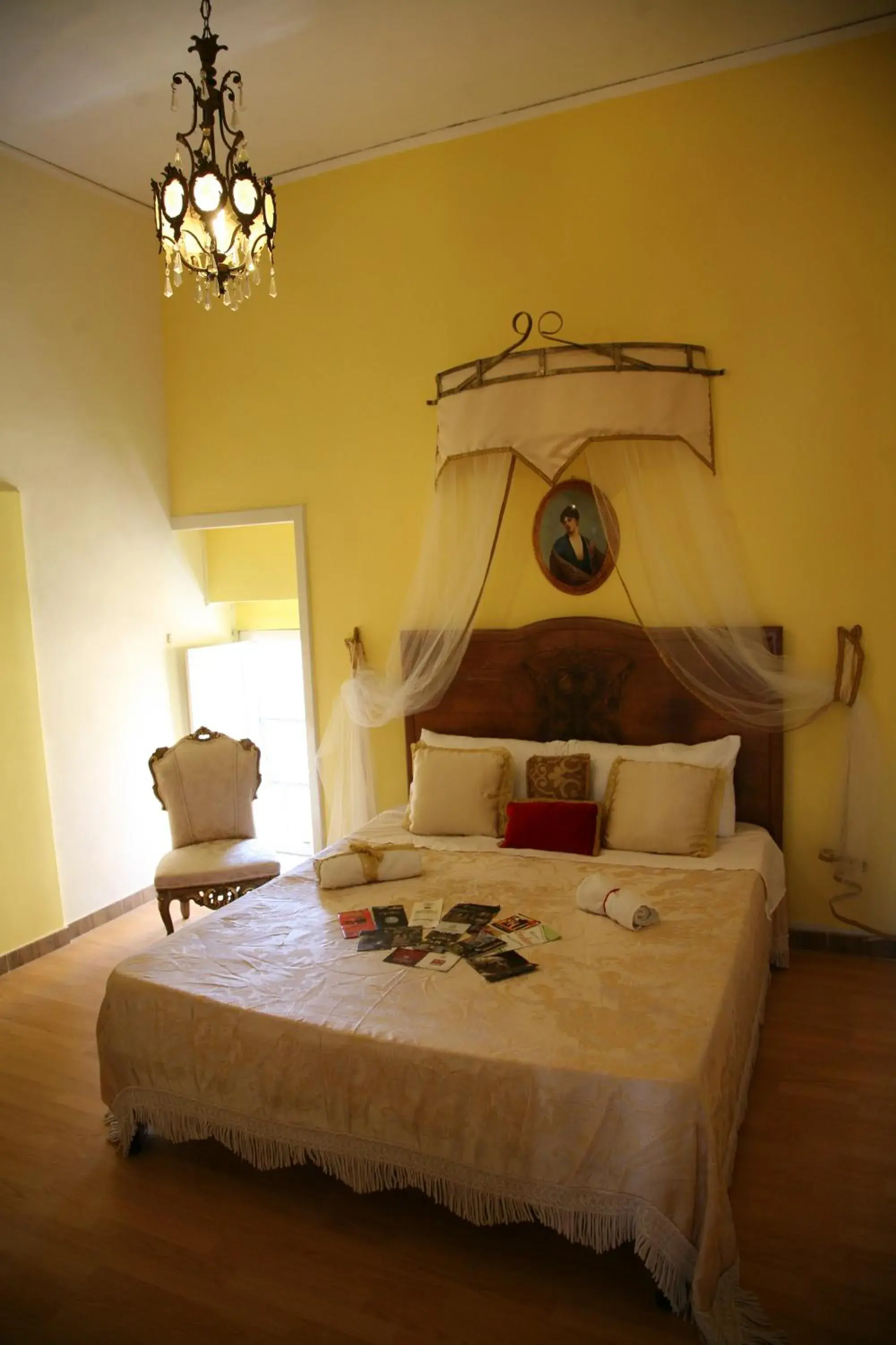 Standard Double Room with Shared Bathroom - single occupancy in Napoli Retro Standard Double Room with Shared Bathroom - single occupancy in Napoli Retro