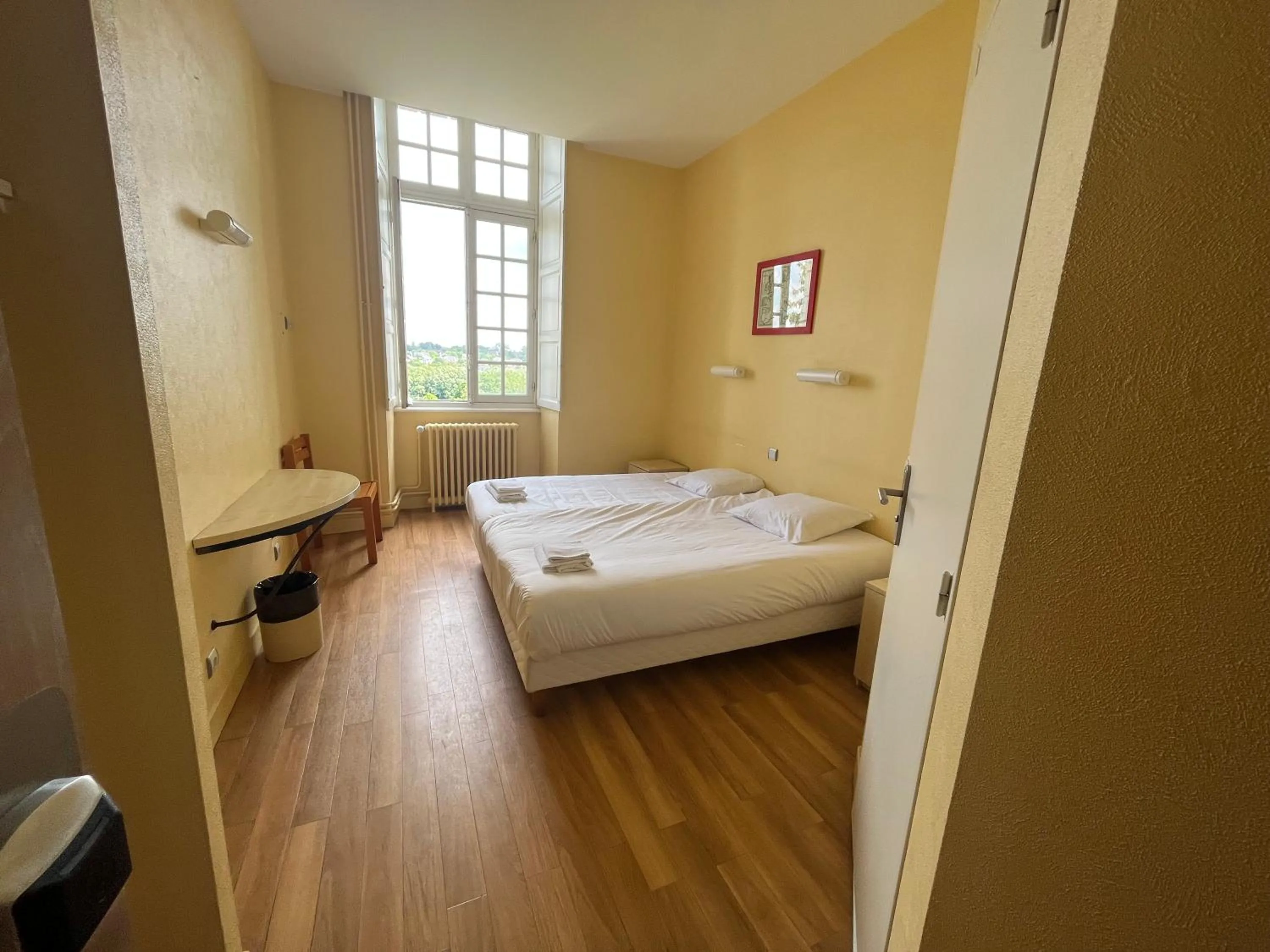 Bedroom, Bed in Hôtellerie Saint Yves