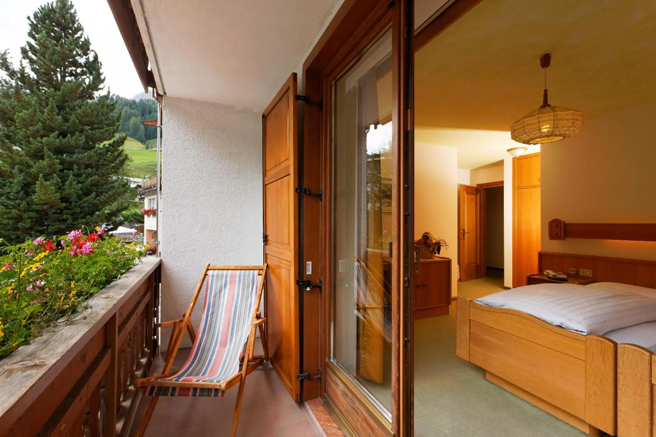 Garden view, Bed in Hotel Genziana