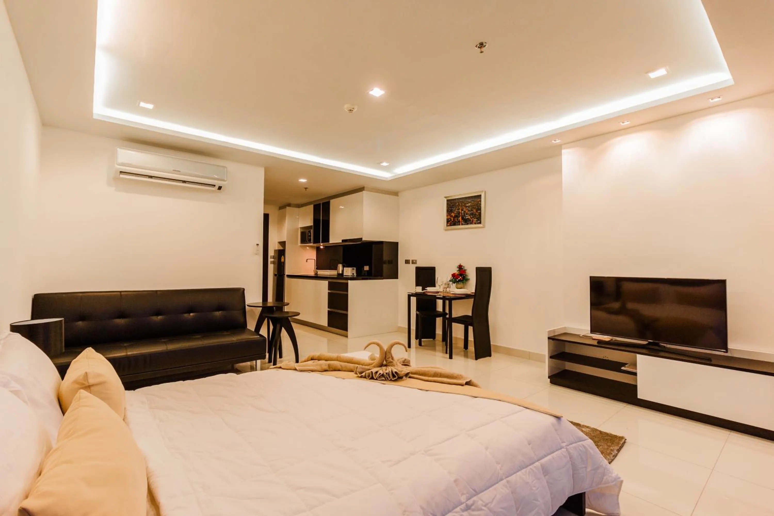 Bedroom, Bed in Wongamat Tower by Pattaya Sunny Rentals
