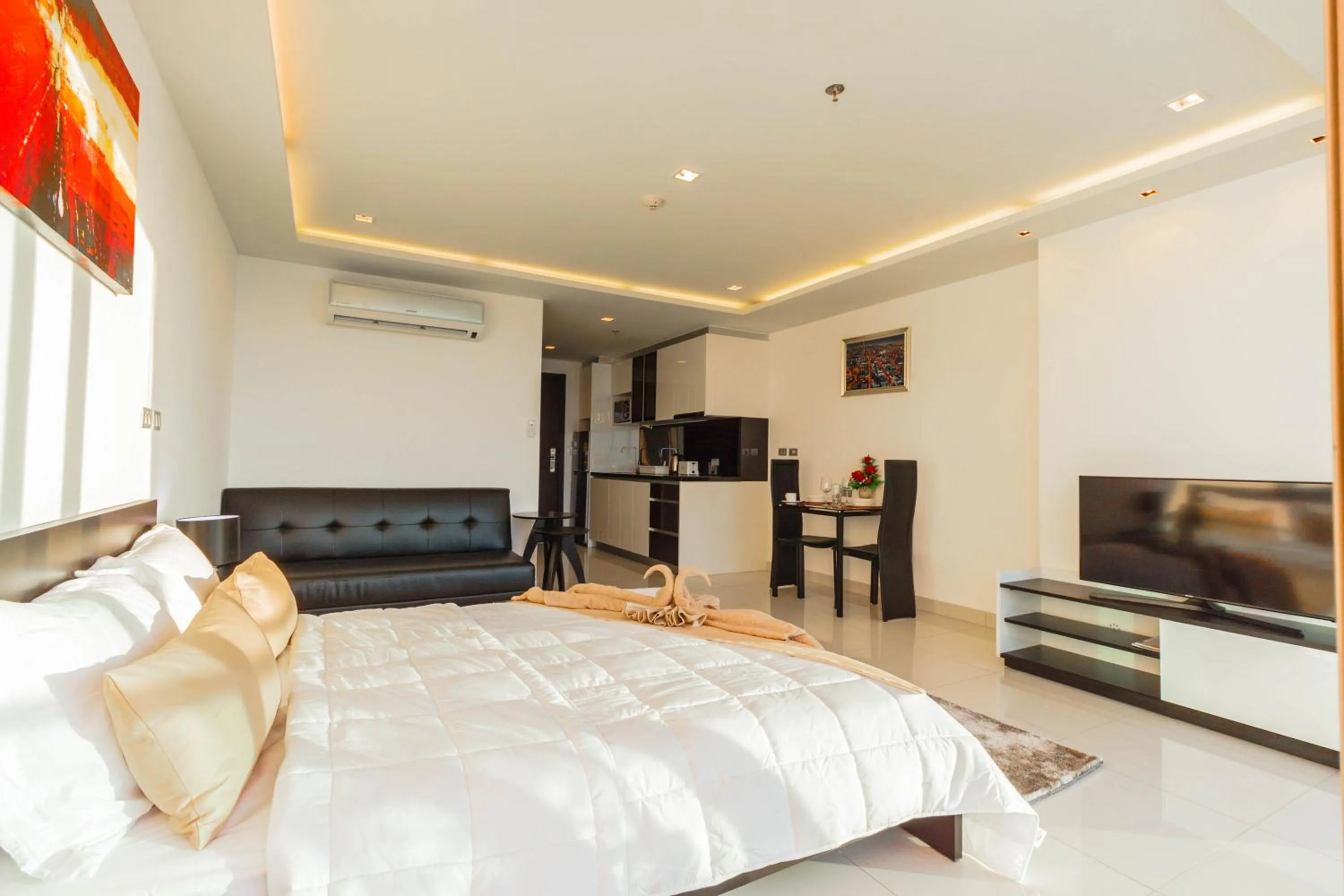 Bedroom, Bed in Wongamat Tower by Pattaya Sunny Rentals