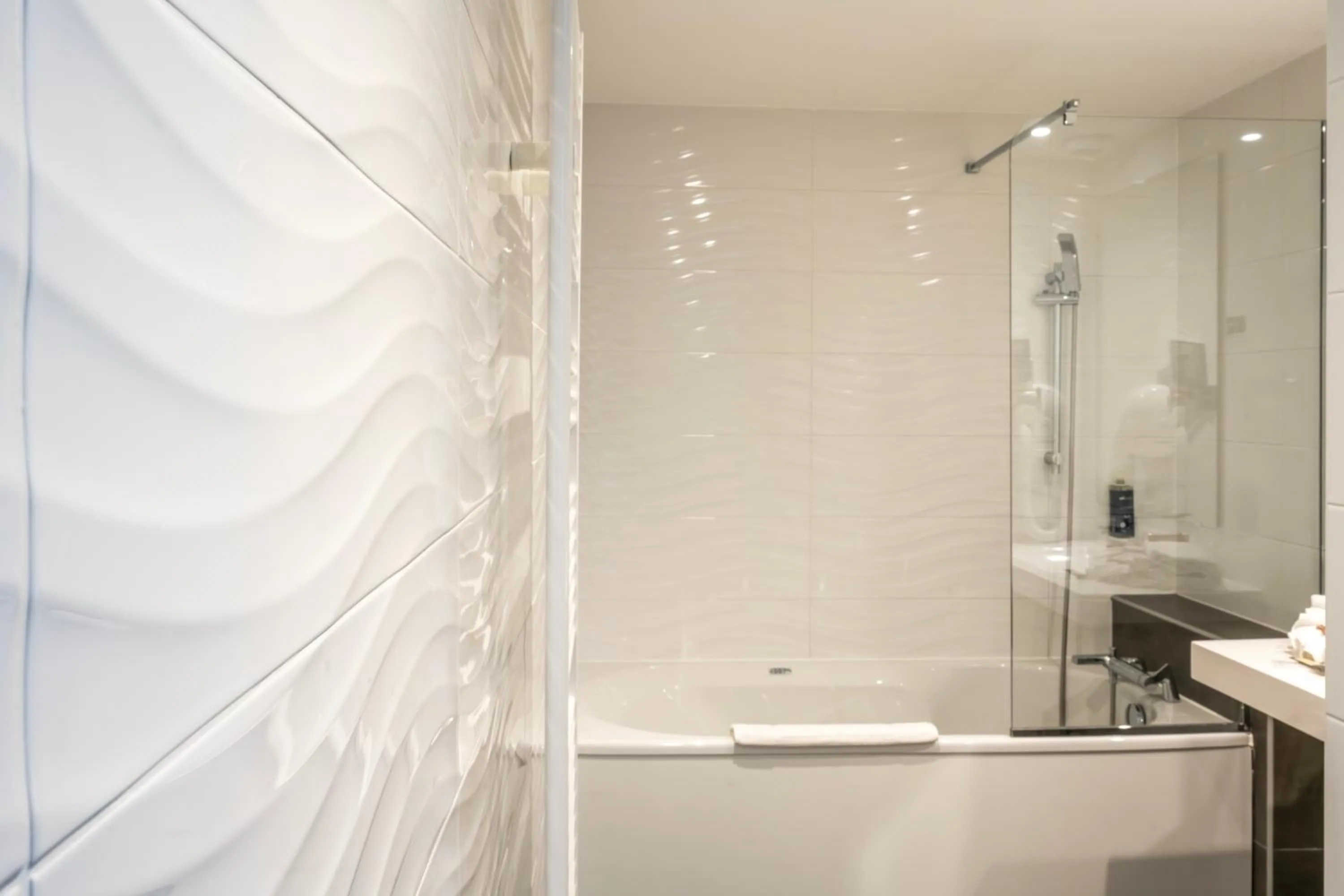 Bathroom in Le Lodge Brit Hotel Strasbourg Zenith