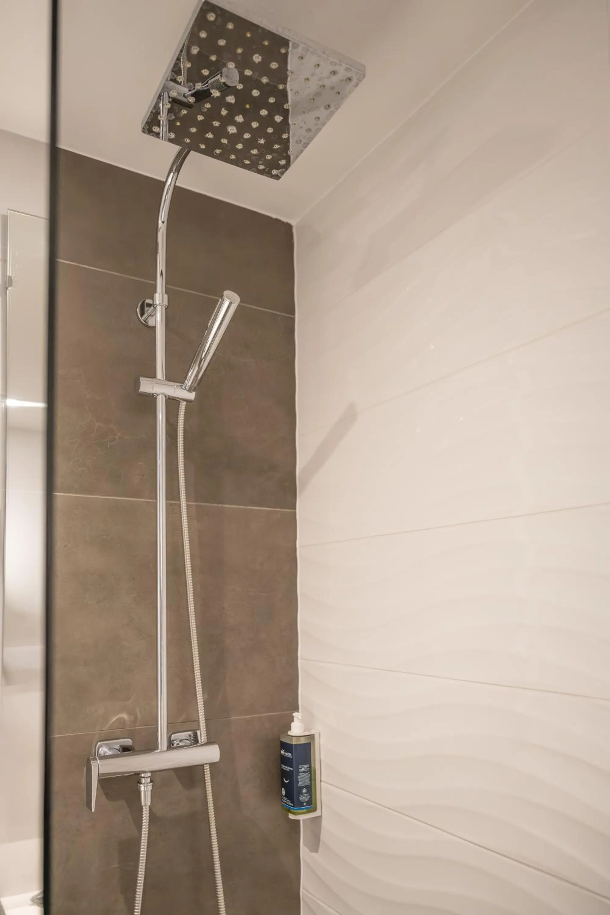 Shower in Le Lodge Brit Hotel Strasbourg Zenith