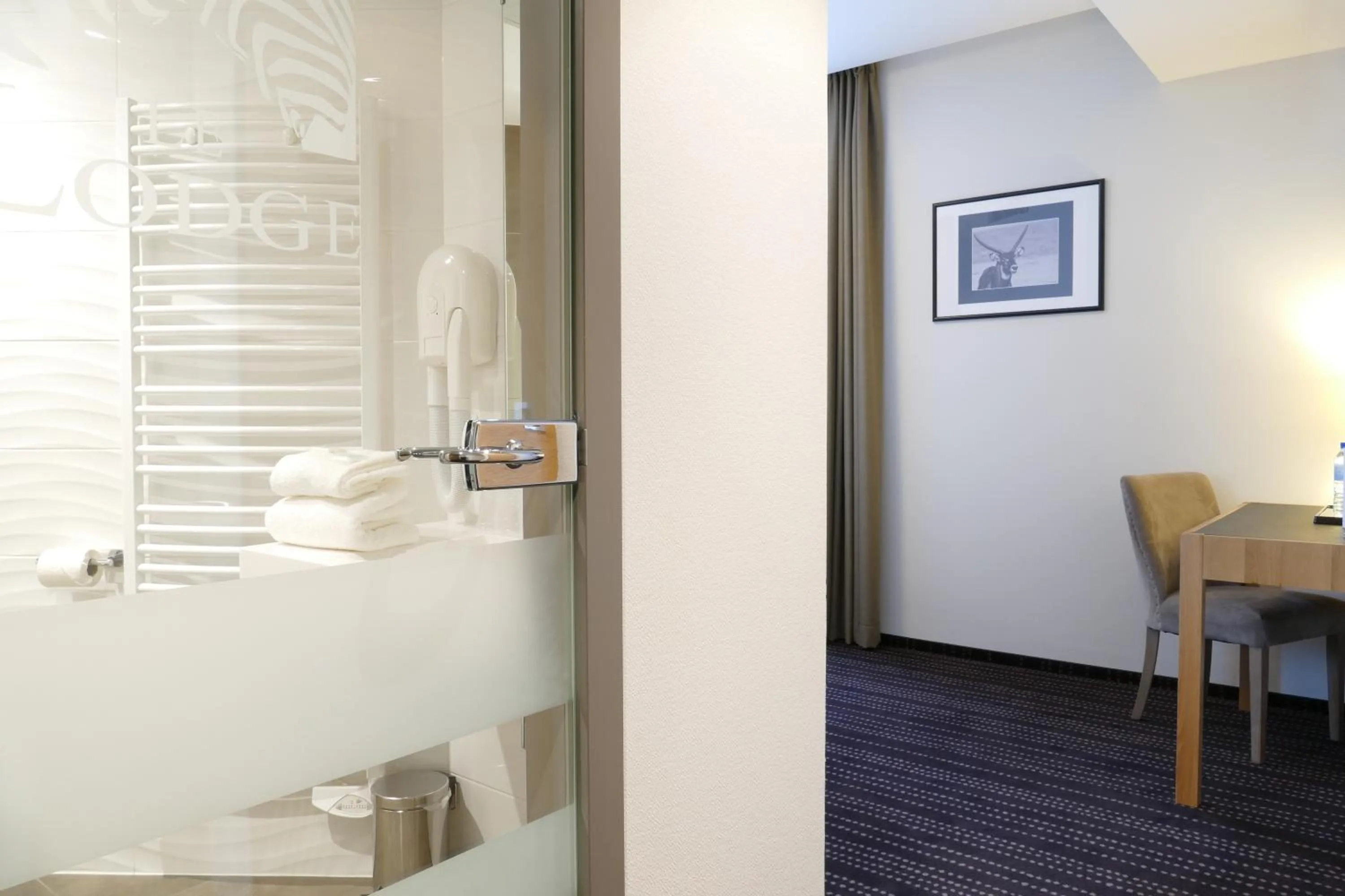 Bedroom in Le Lodge Brit Hotel Strasbourg Zenith