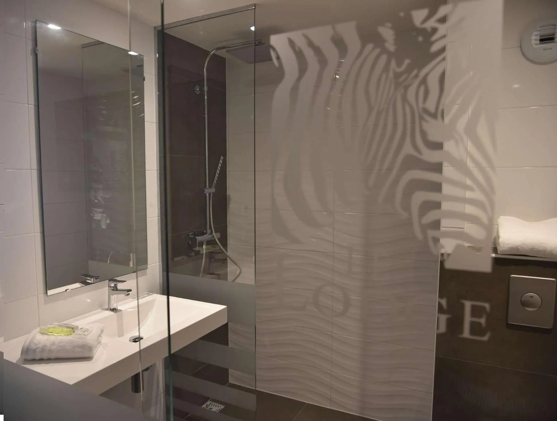 Bathroom in Le Lodge Brit Hotel Strasbourg Zenith