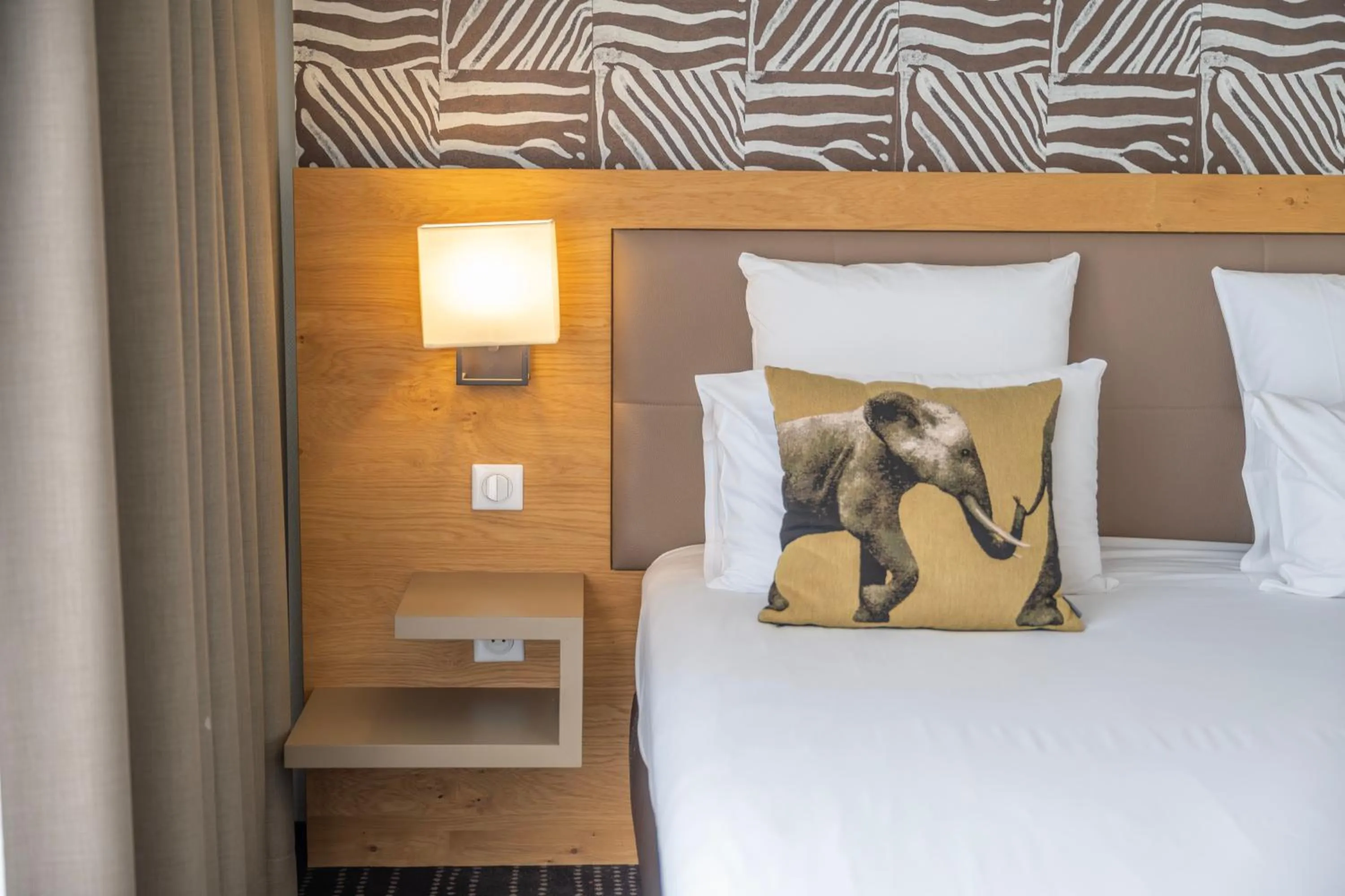 Bedroom, Bed in Le Lodge Brit Hotel Strasbourg Zenith