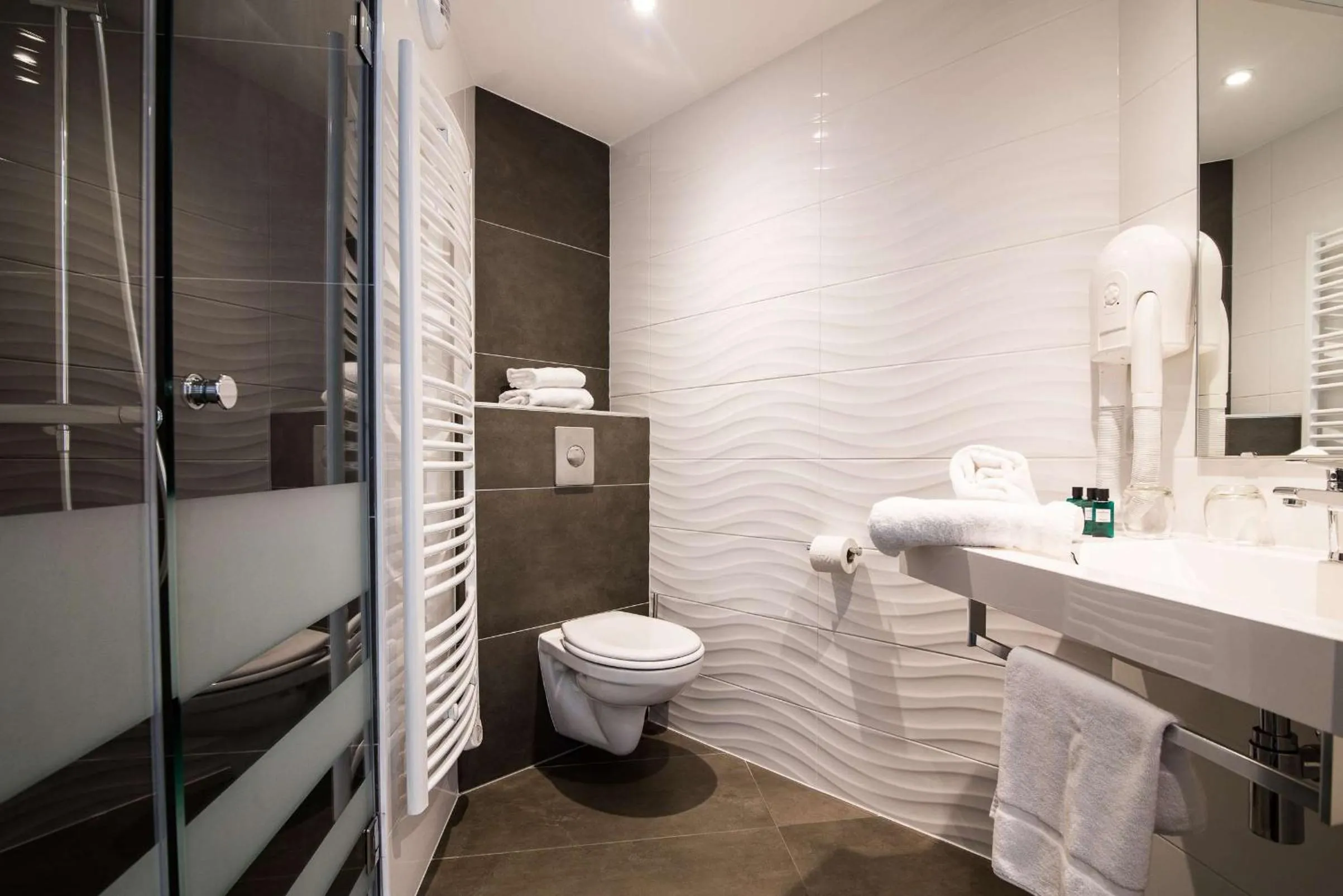 Bathroom in Le Lodge Brit Hotel Strasbourg Zenith