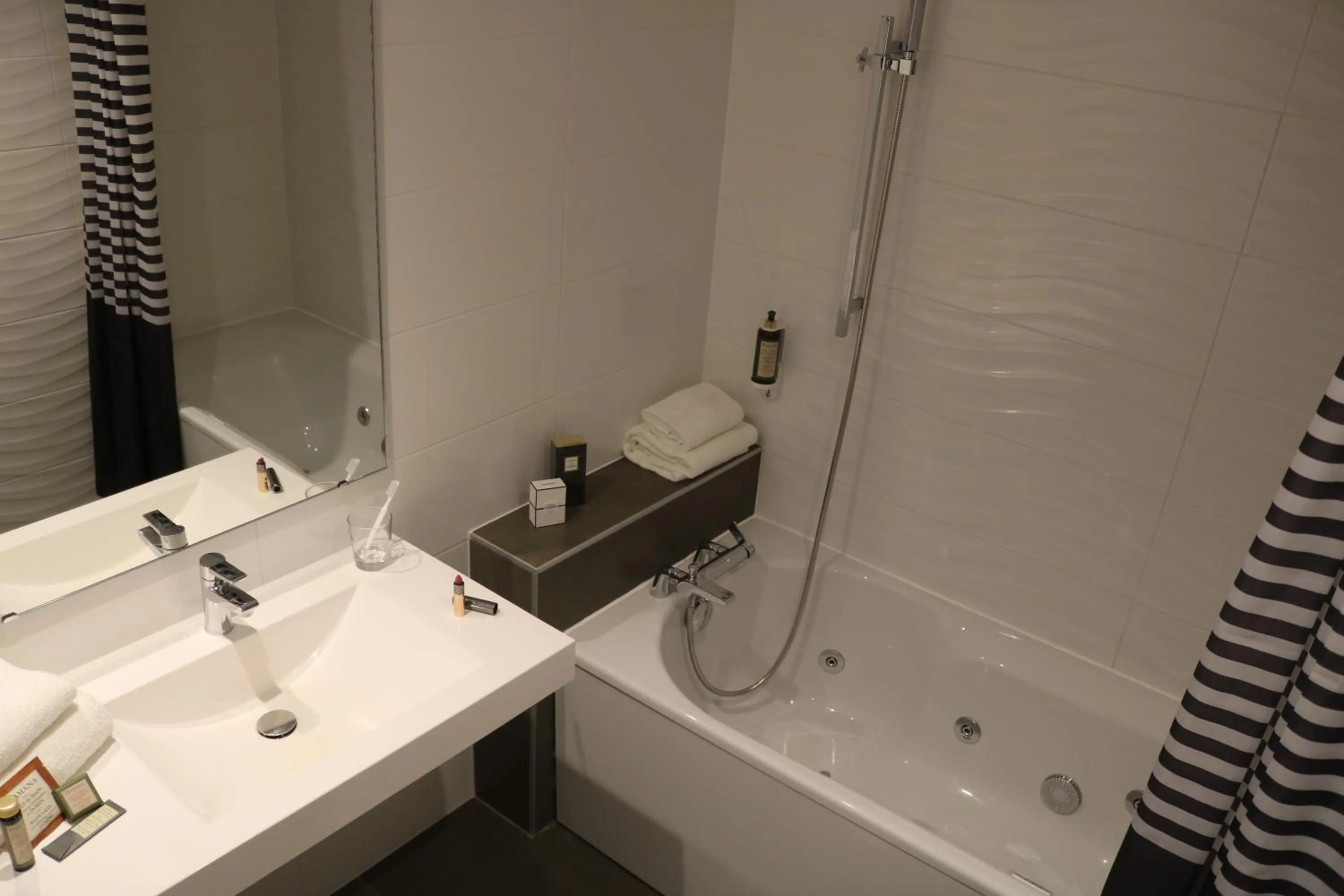 Bedroom in Le Lodge Brit Hotel Strasbourg Zenith