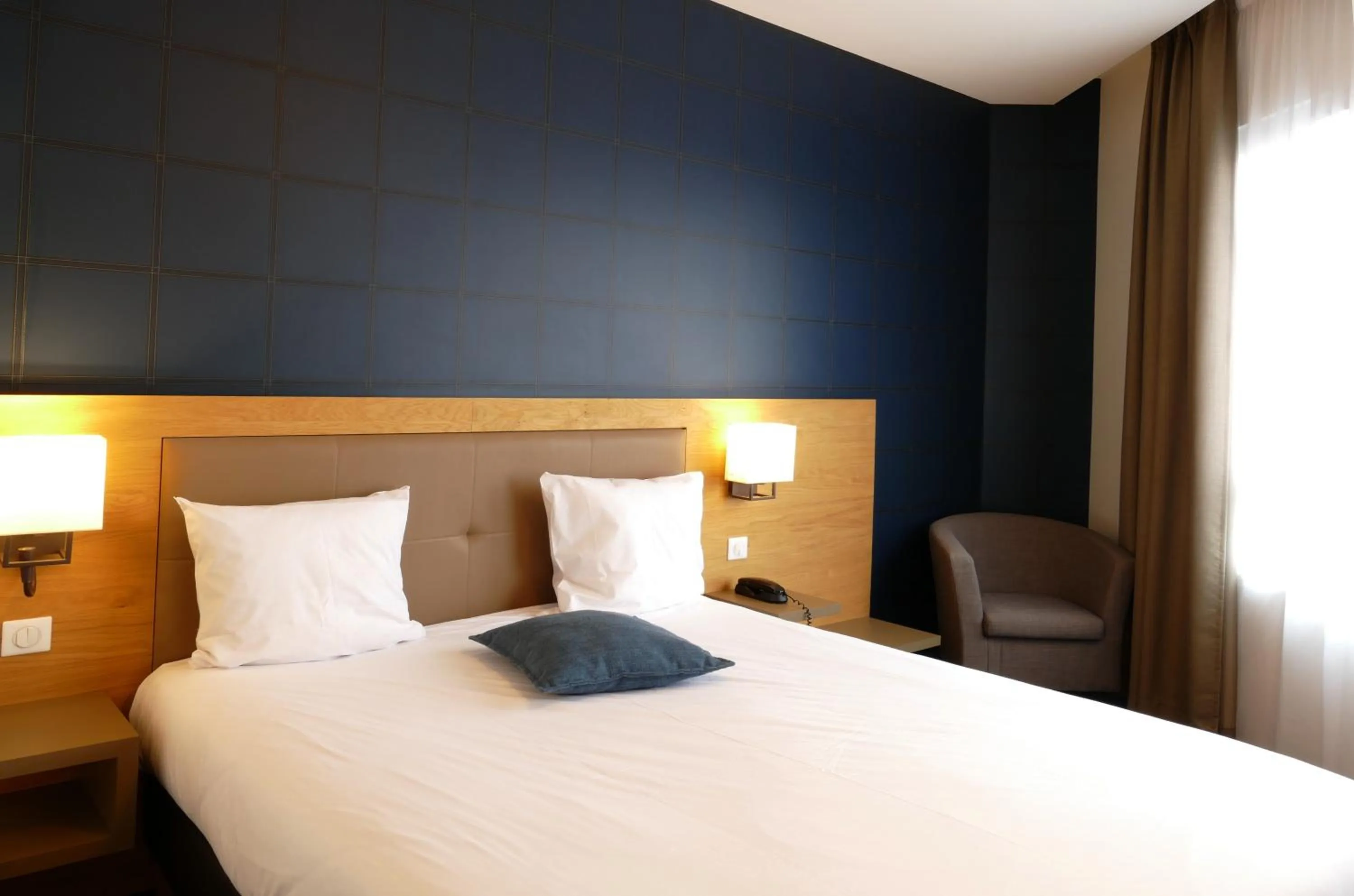 Bedroom, Bed in Le Lodge Brit Hotel Strasbourg Zenith