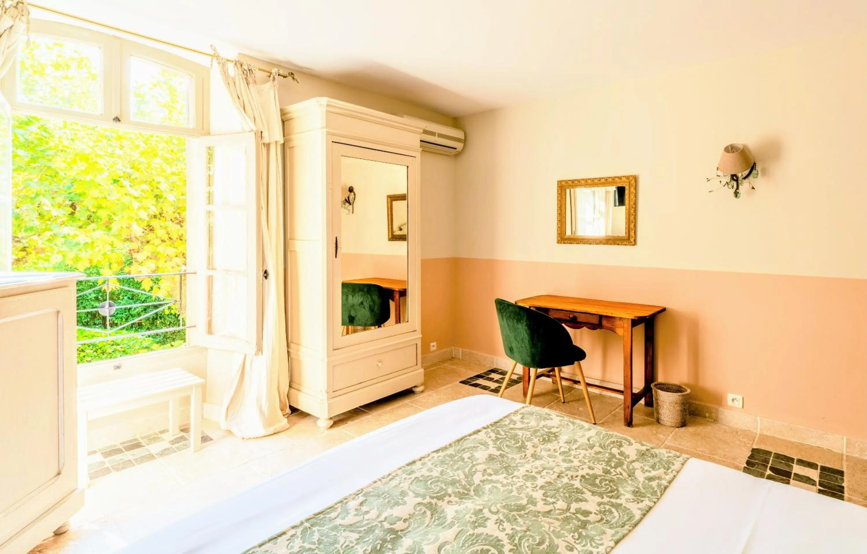 Superior Double or Twin Room with Garden View in Hôtel Le Mas des Grès & Restaurant Sous les Platanes