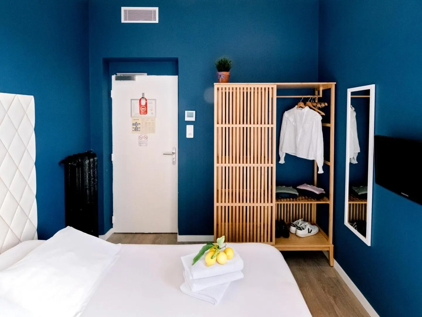 Photo of the whole room, Bed in Hotel Lemon