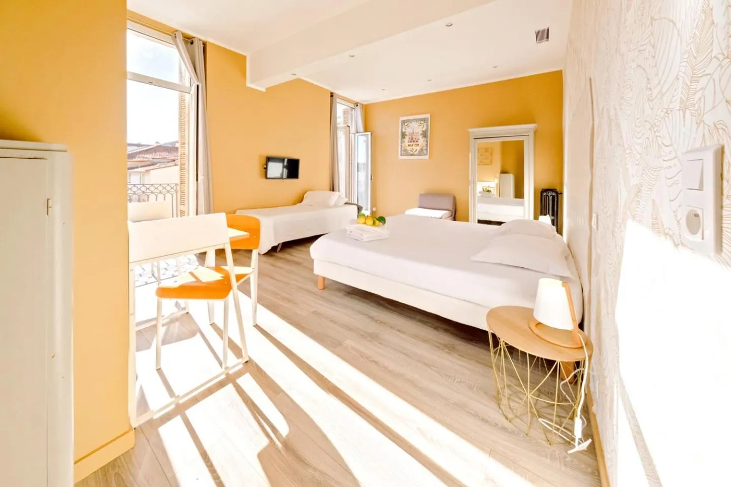 Photo of the whole room, Bed in Hotel Lemon