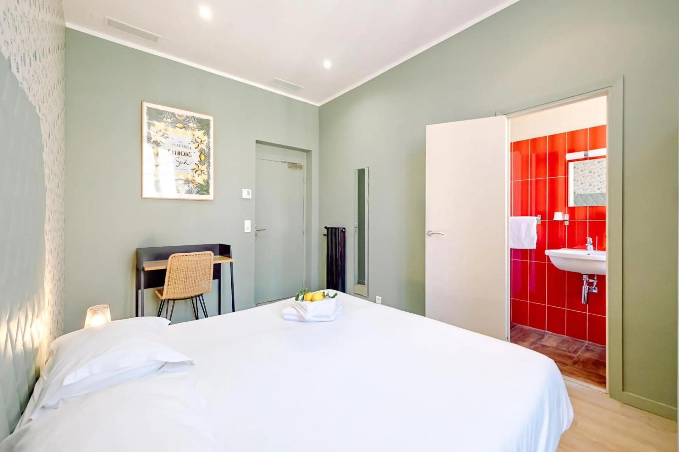 Bedroom, Bed in Hotel Lemon