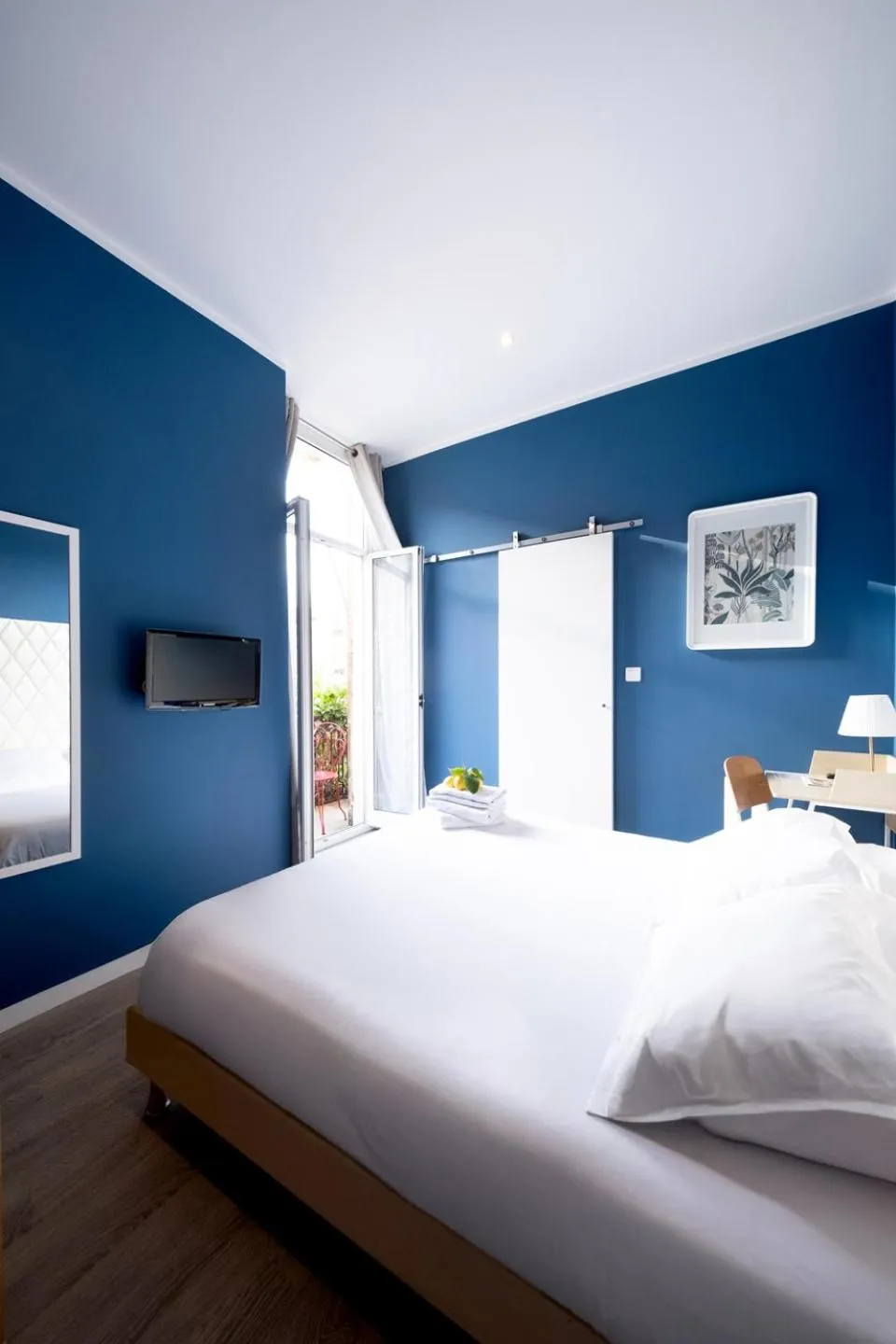 Bedroom, Bed in Hotel Lemon