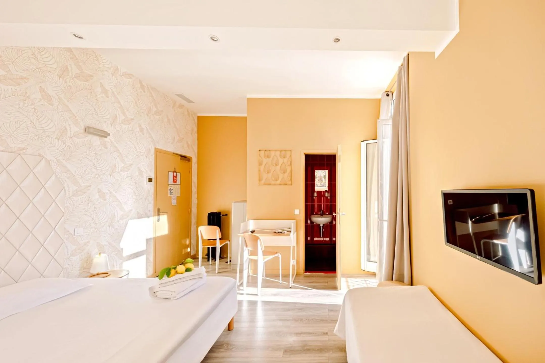 Bedroom, Bed in Hotel Lemon