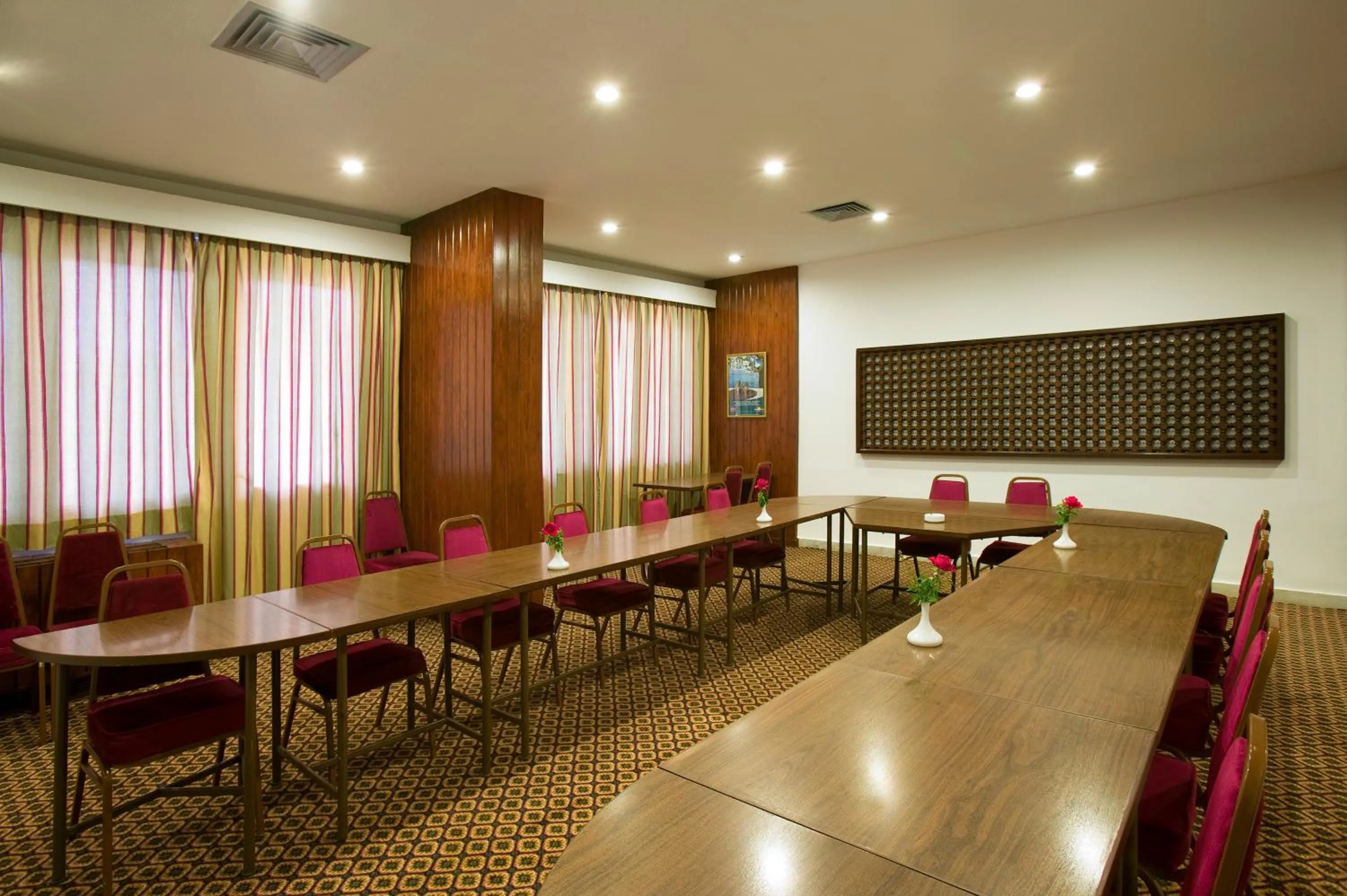 Business facilities in Aracan Eatabe Luxor Hotel