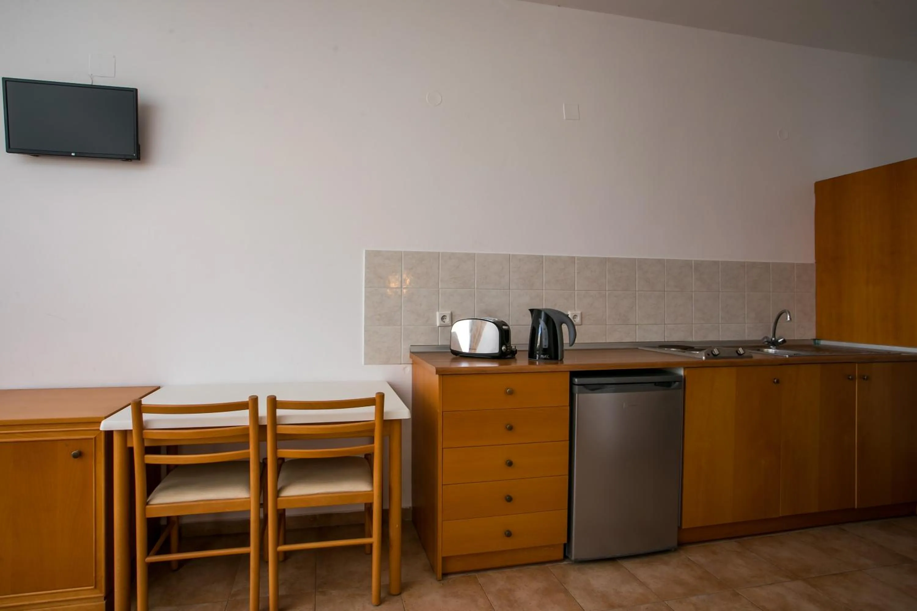 Coffee/tea facilities in Lambis Studios & Apartments