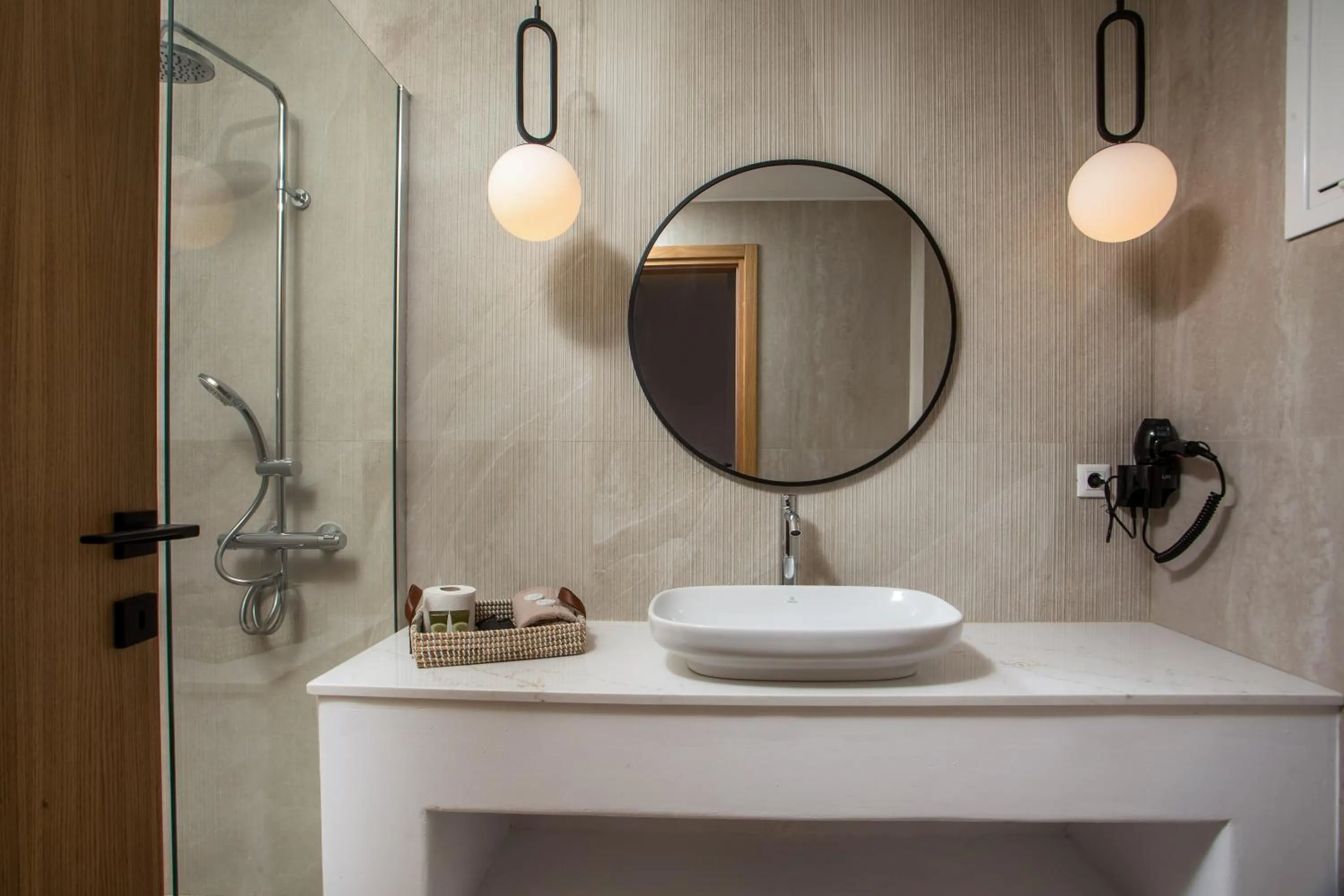 Lambis Studios & Apartments