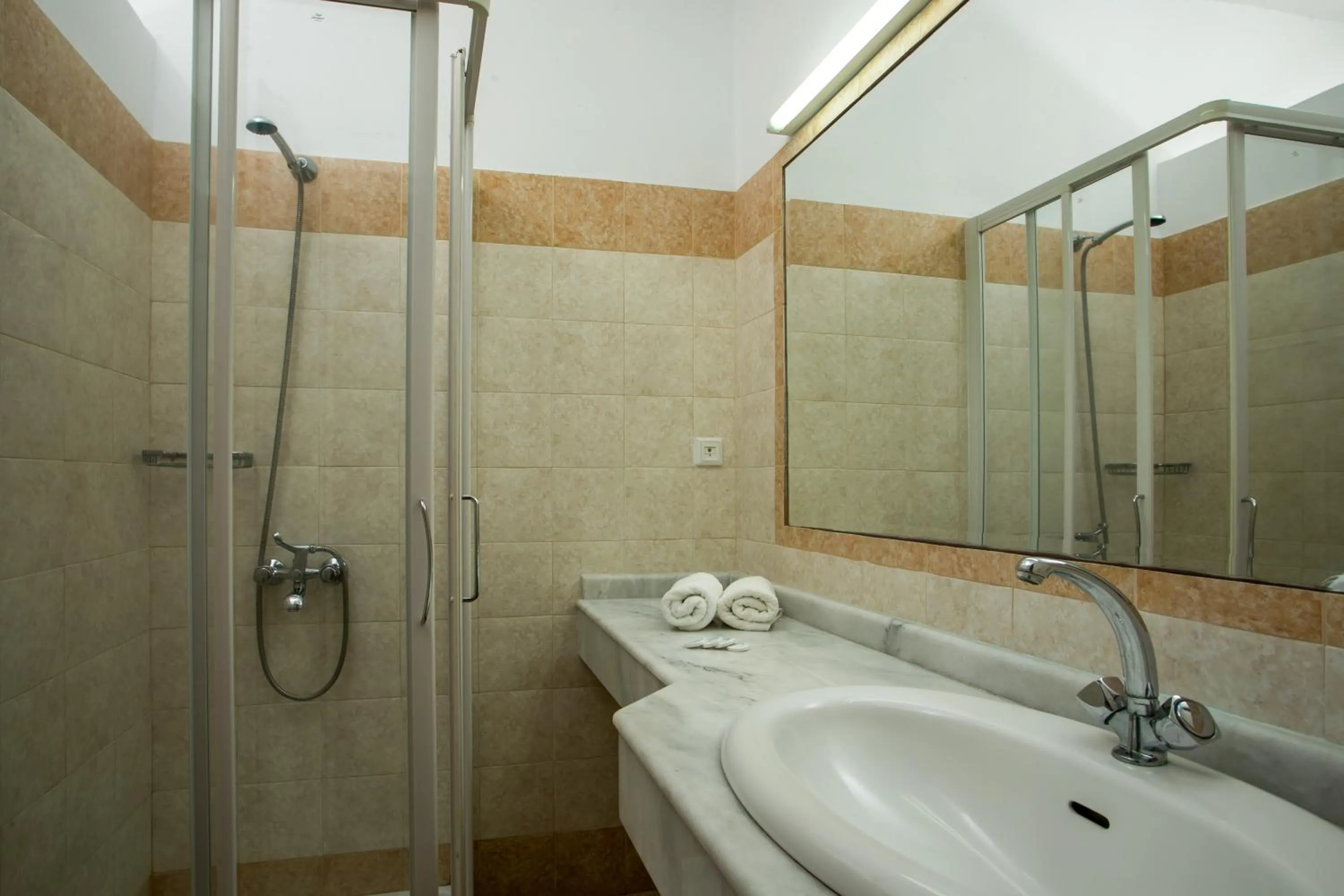 Lambis Studios & Apartments