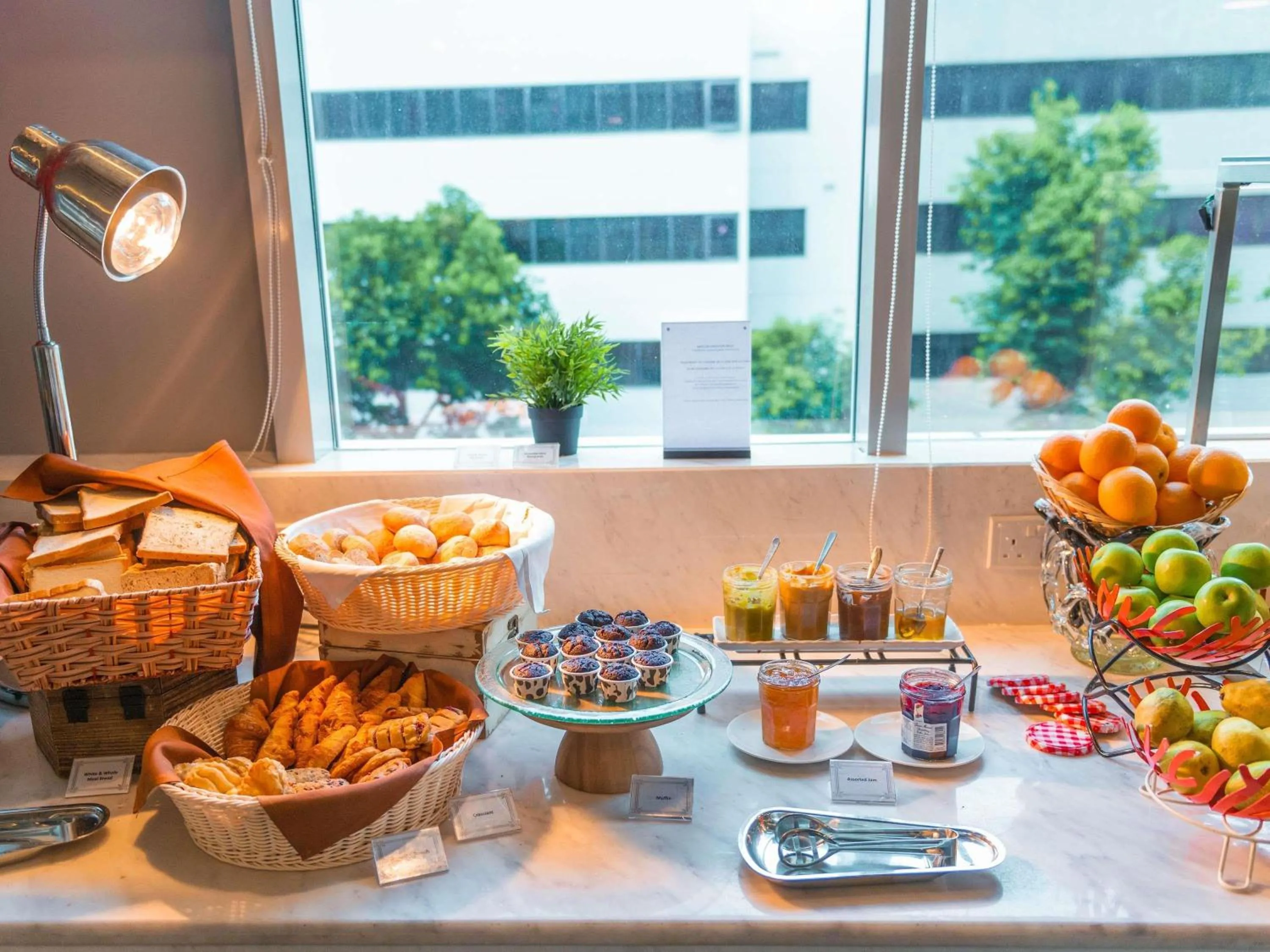 Restaurant/places to eat in Mercure Singapore Bugis