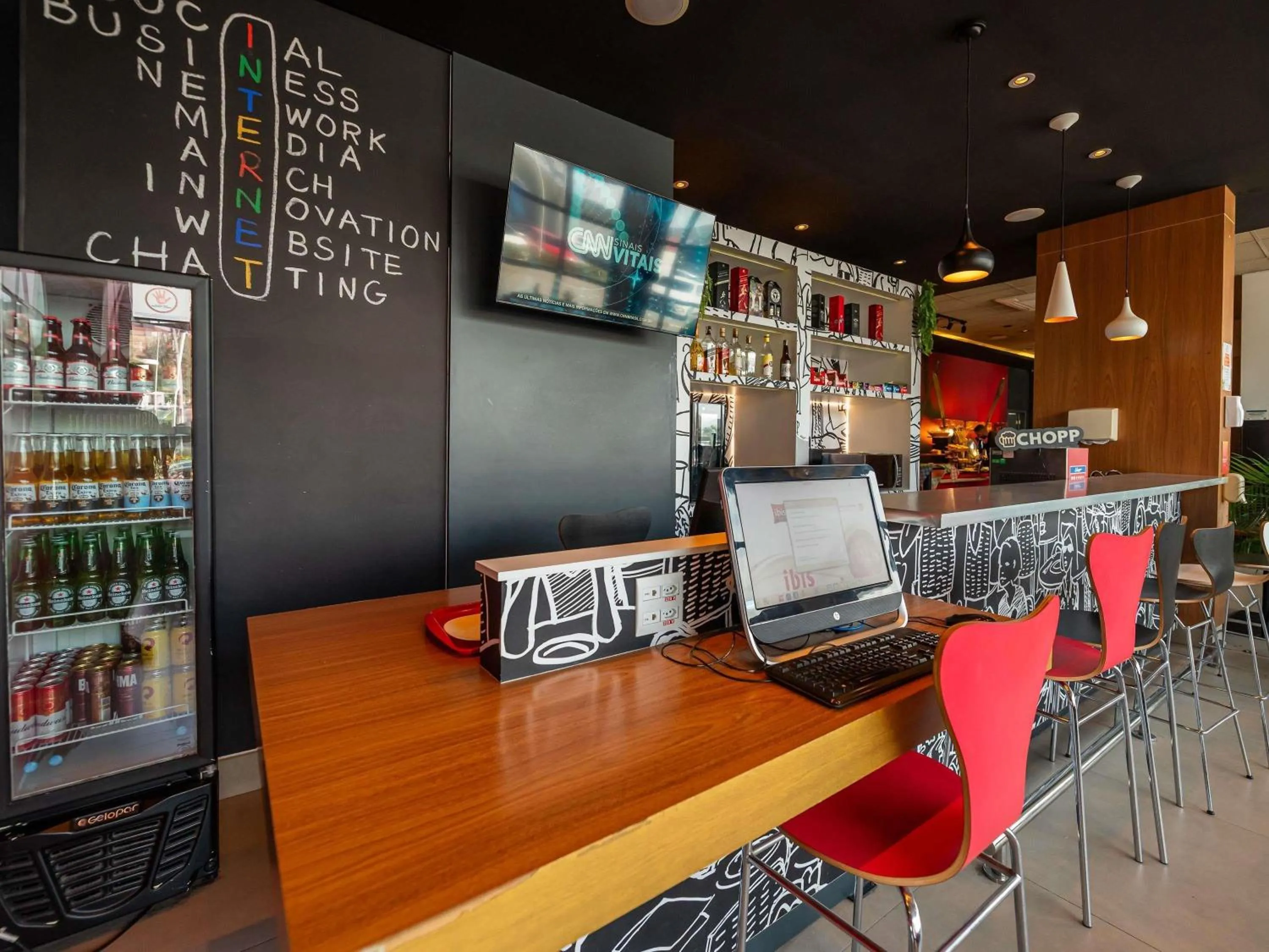 Lounge or bar in Ibis Guaratingueta Aparecida - Circuito da Fé