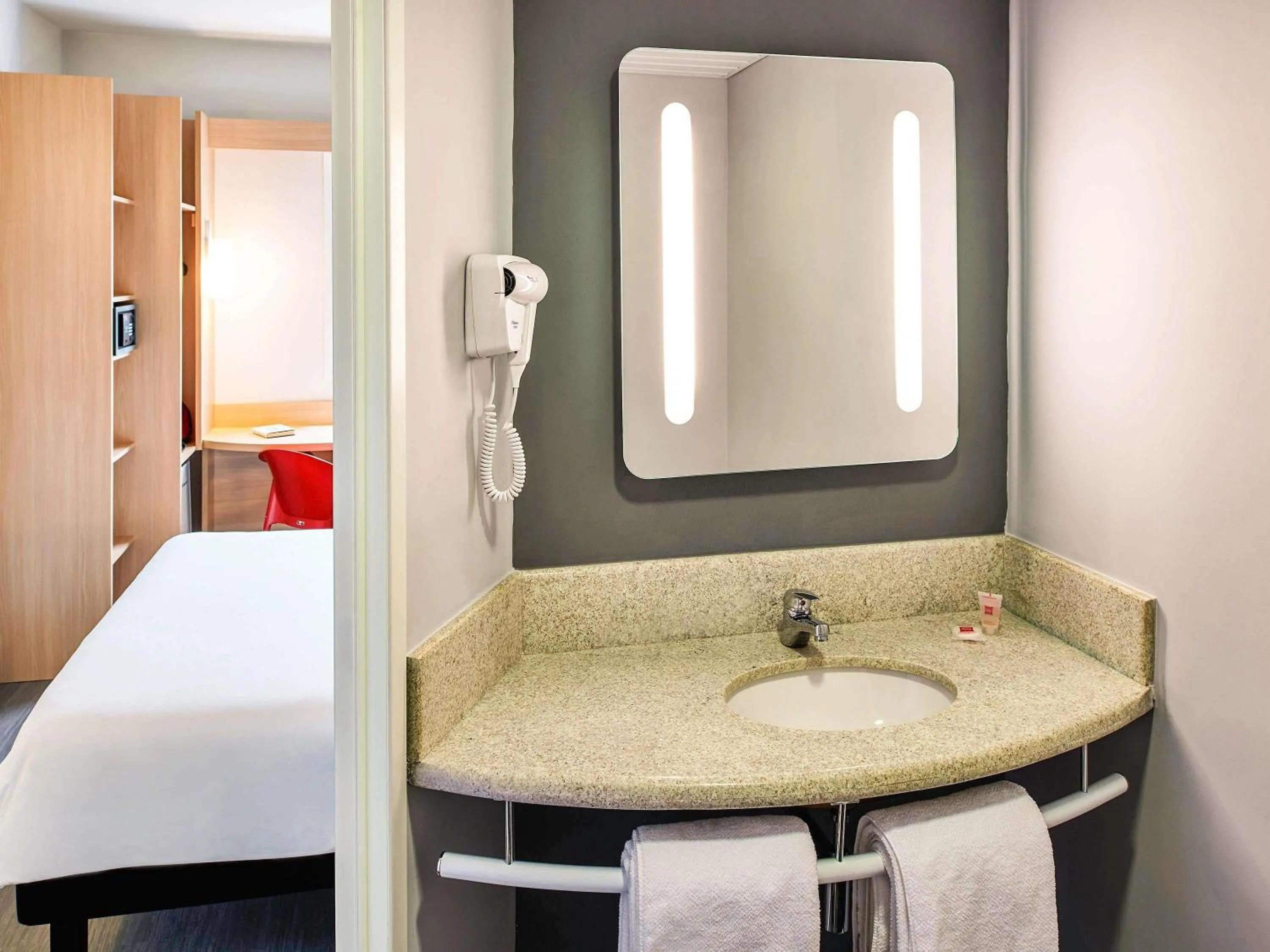 Bedroom, Bed in Ibis Guaratingueta Aparecida - Circuito da Fé