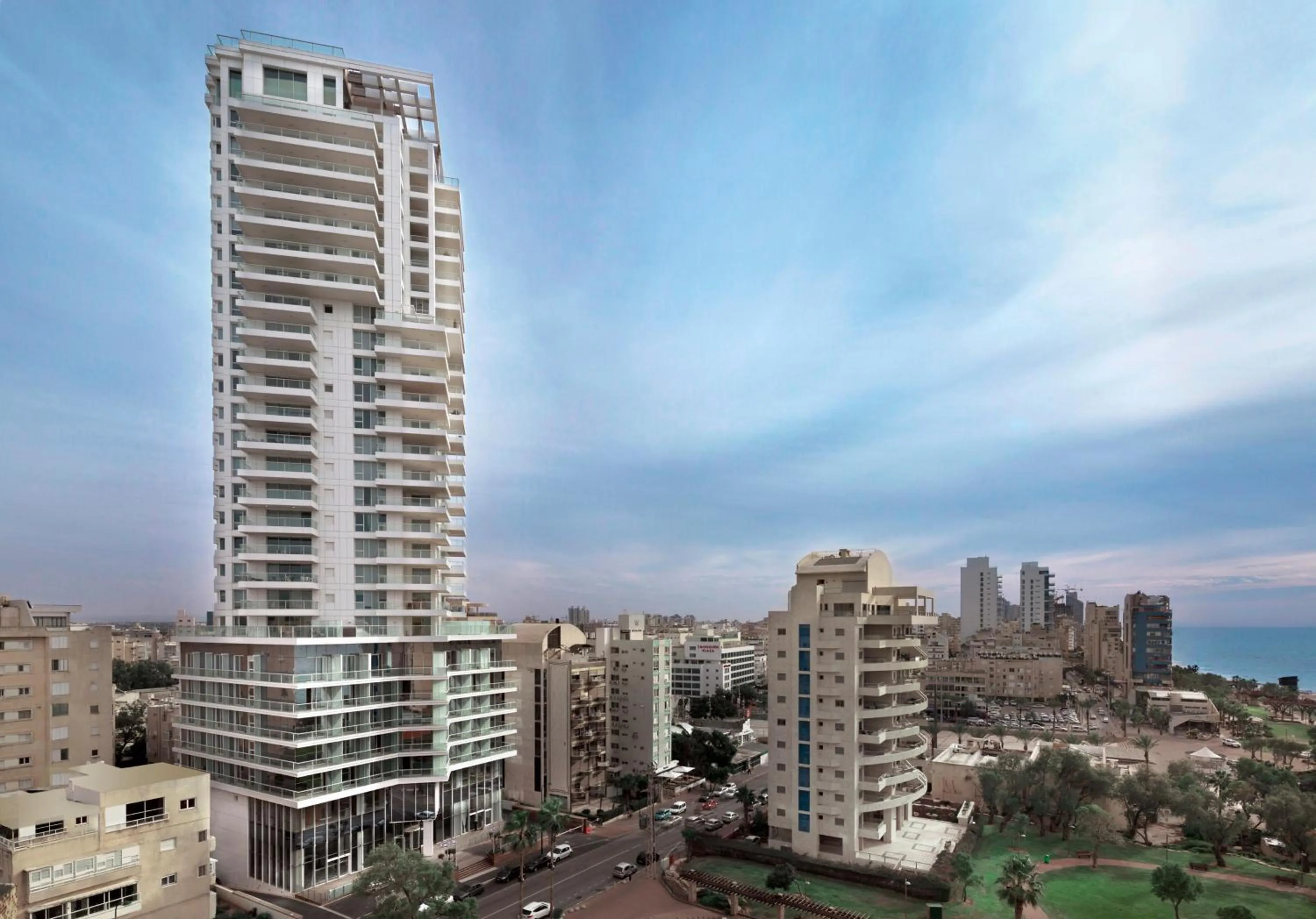 Property building in David Tower Hotel Netanya by Prima Hotels - 16 years Plus