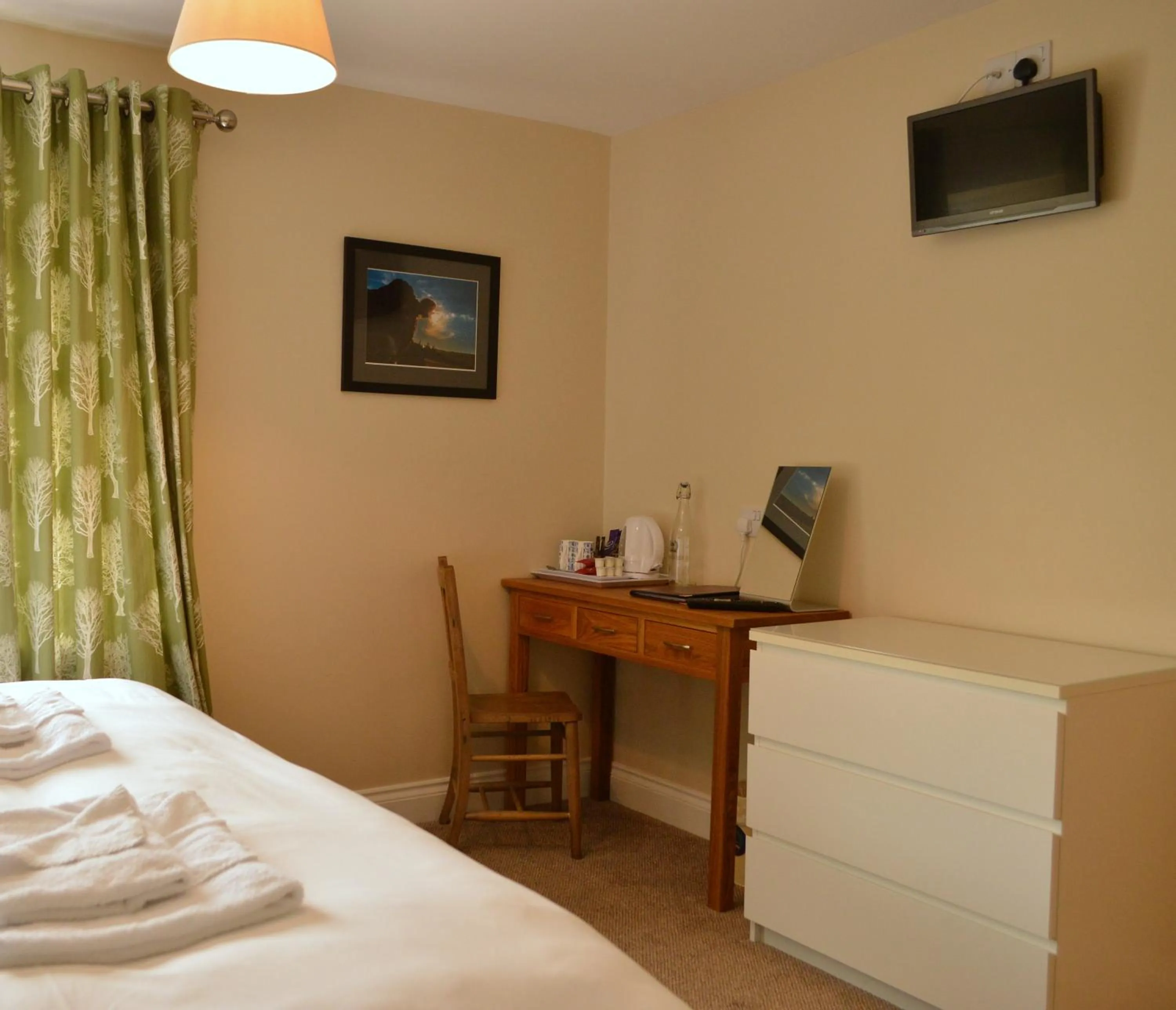 Property building, Bed in The Twice Brewed Inn