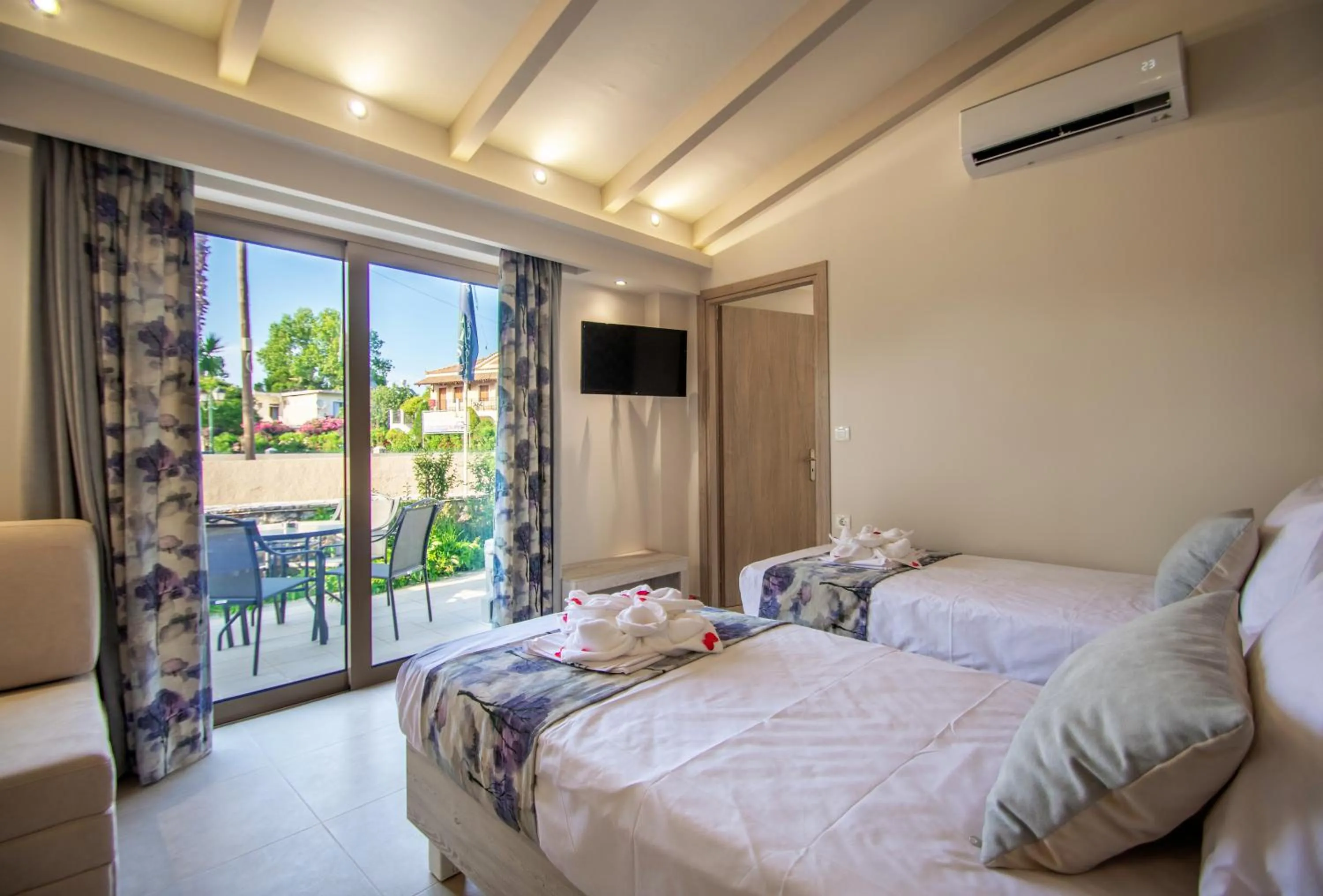 Bedroom, Bed in Paradise Apartments