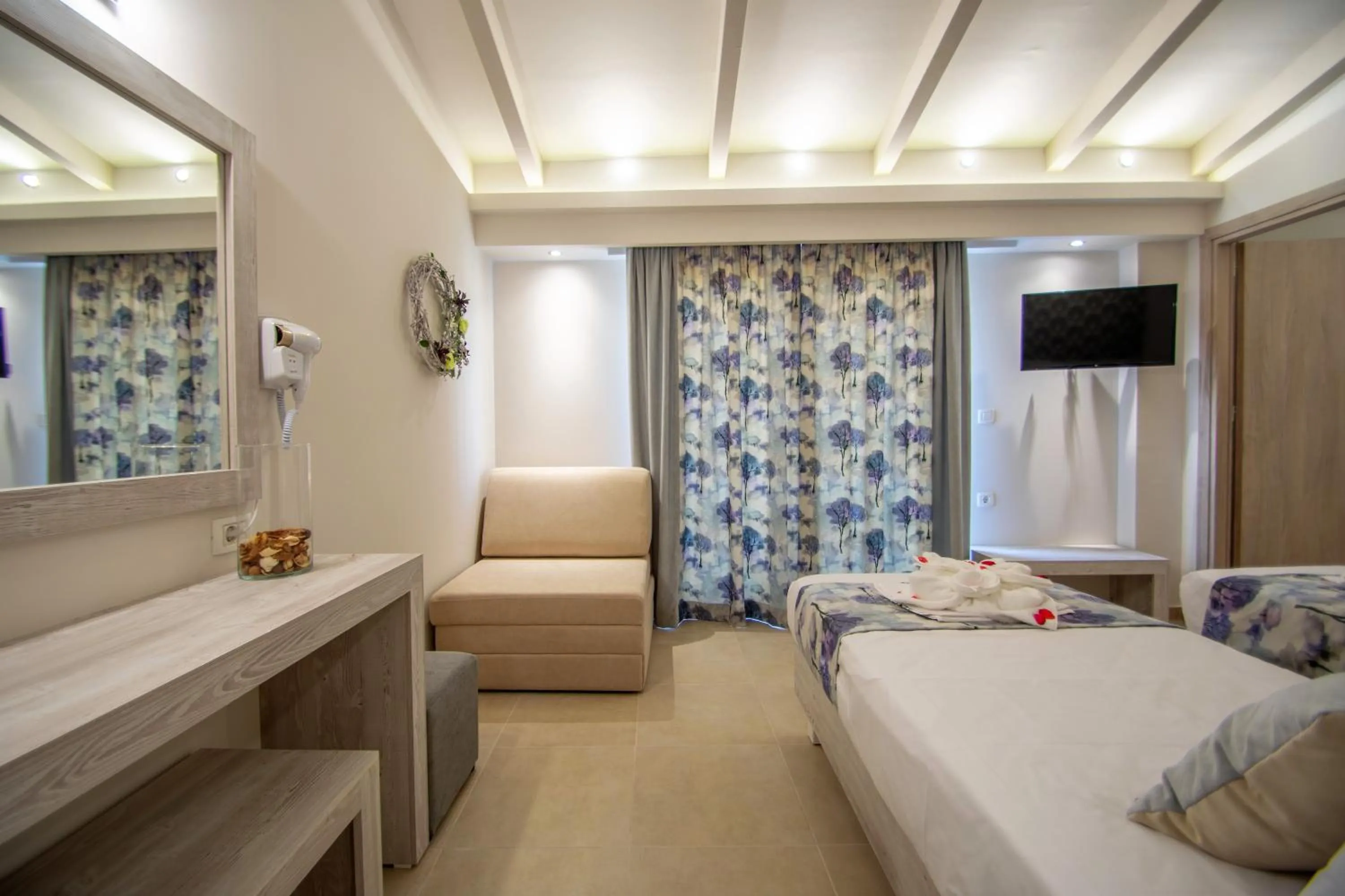 Photo of the whole room, Bed in Paradise Apartments