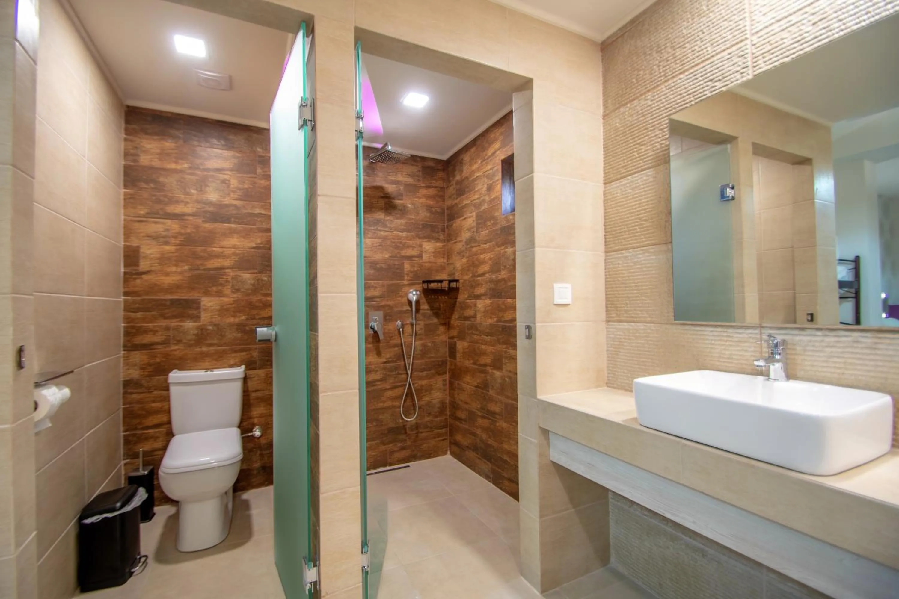 Bathroom in Paradise Apartments