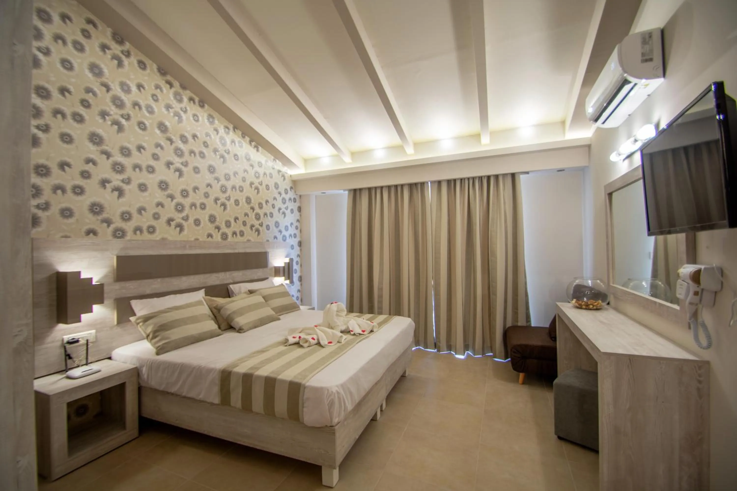 Photo of the whole room, Bed in Paradise Apartments