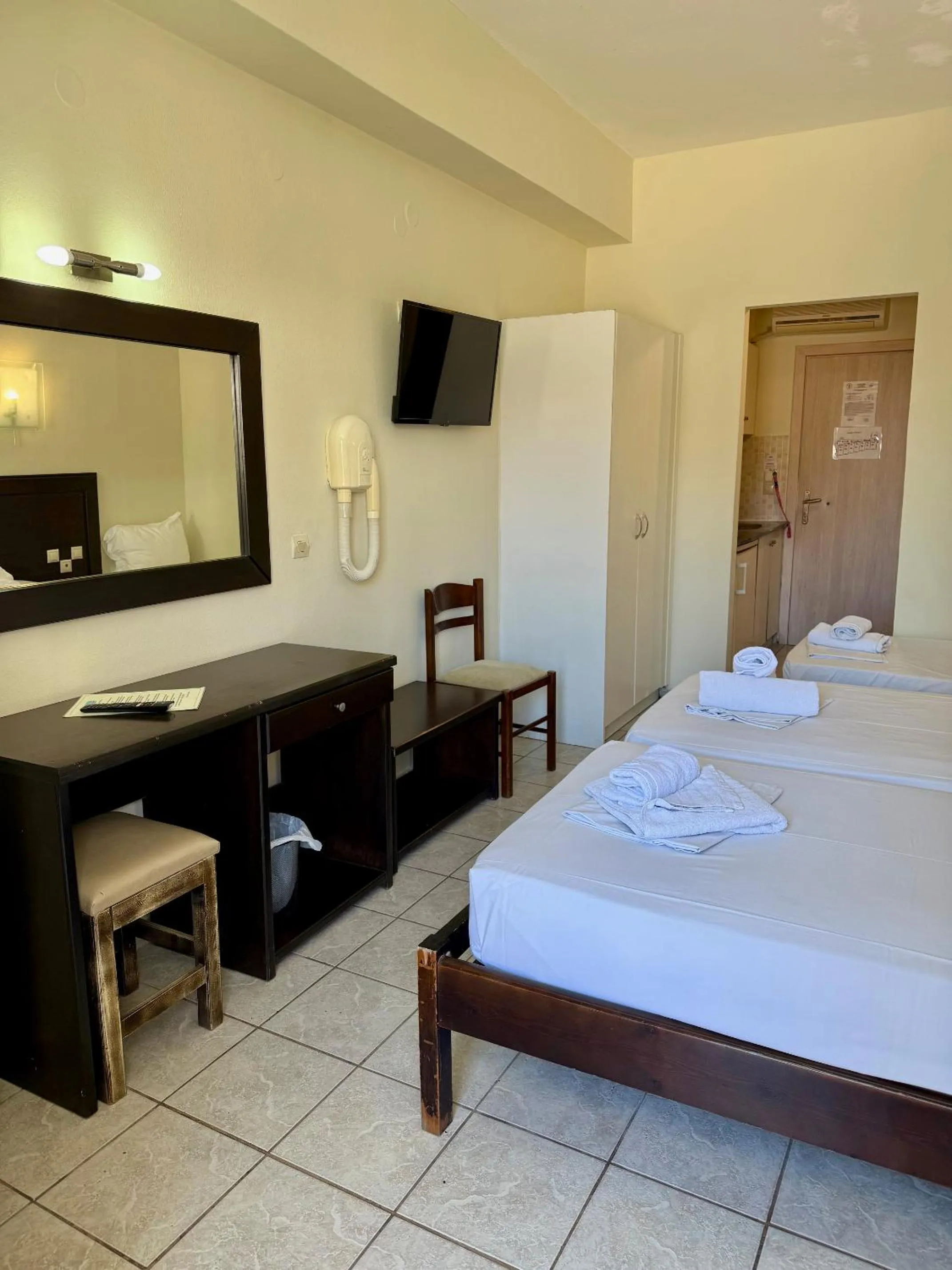 Property building, Bed in Paradise Apartments