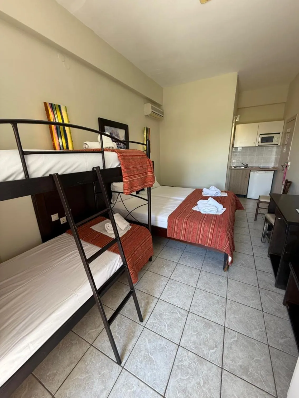 Property building, Bed in Paradise Apartments