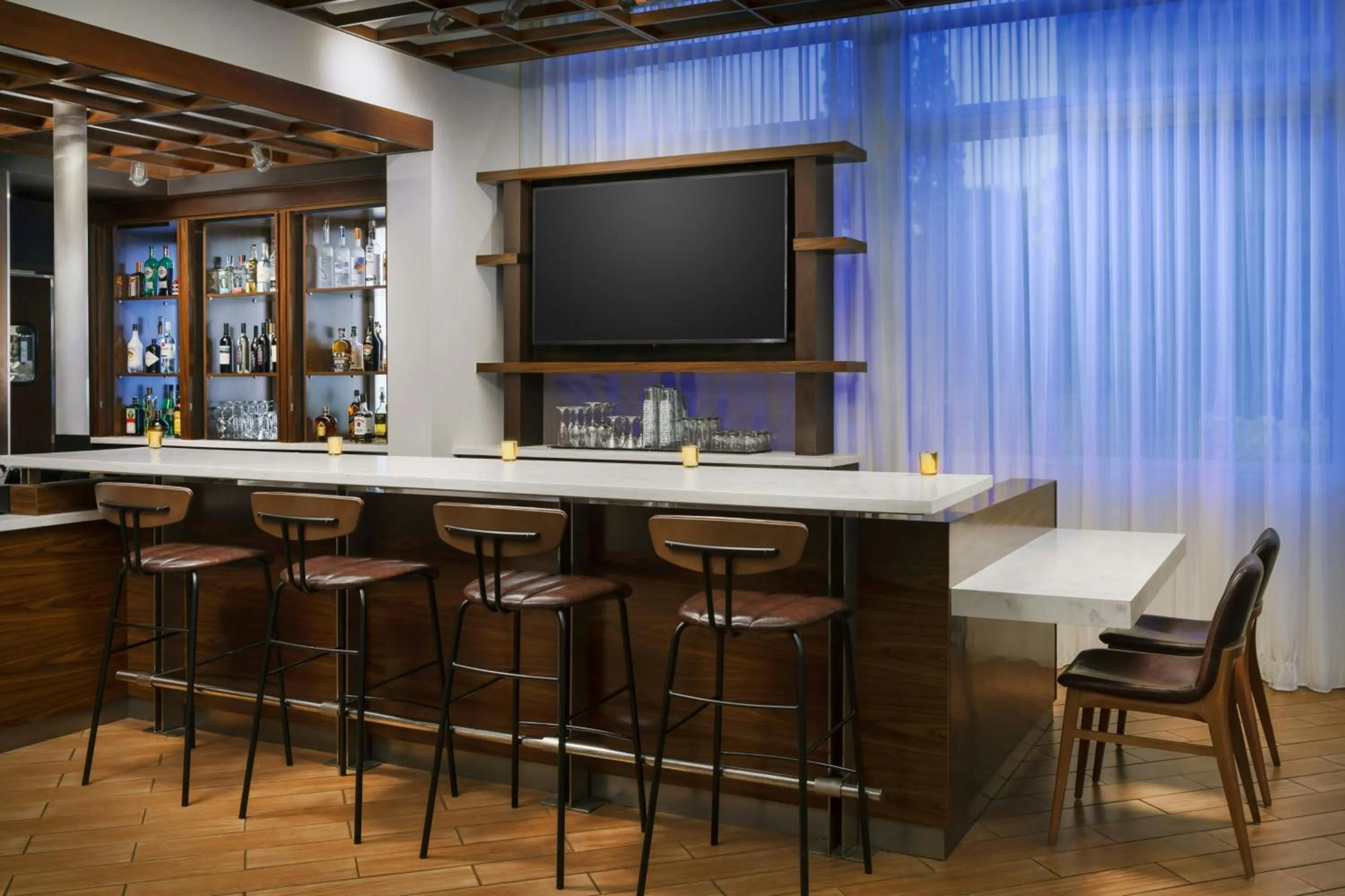 Lounge or bar in Courtyard by Marriott Los Angeles Woodland Hills