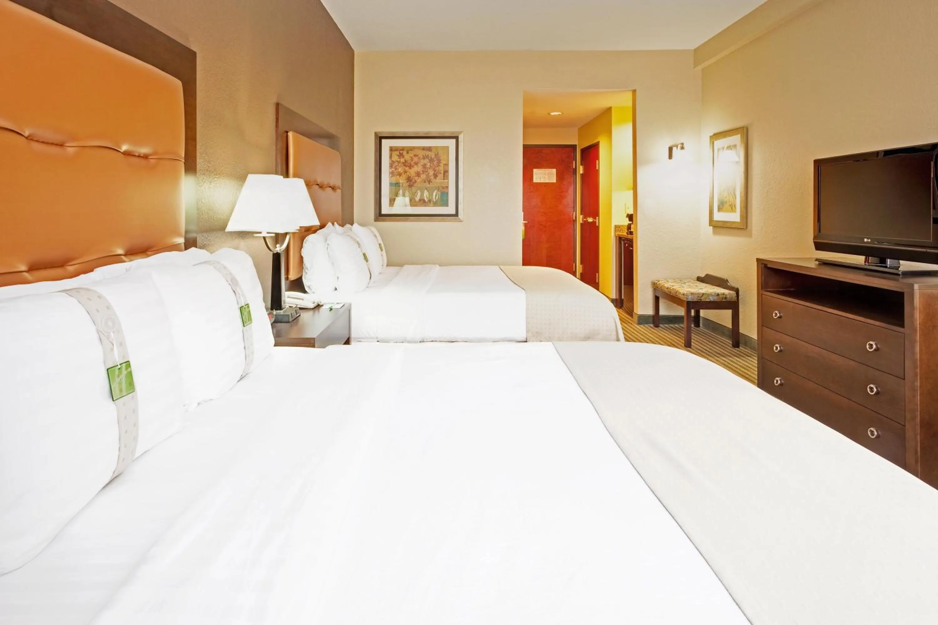 Photo of the whole room, Bed in Holiday Inn Pearl - Jackson Area by IHG