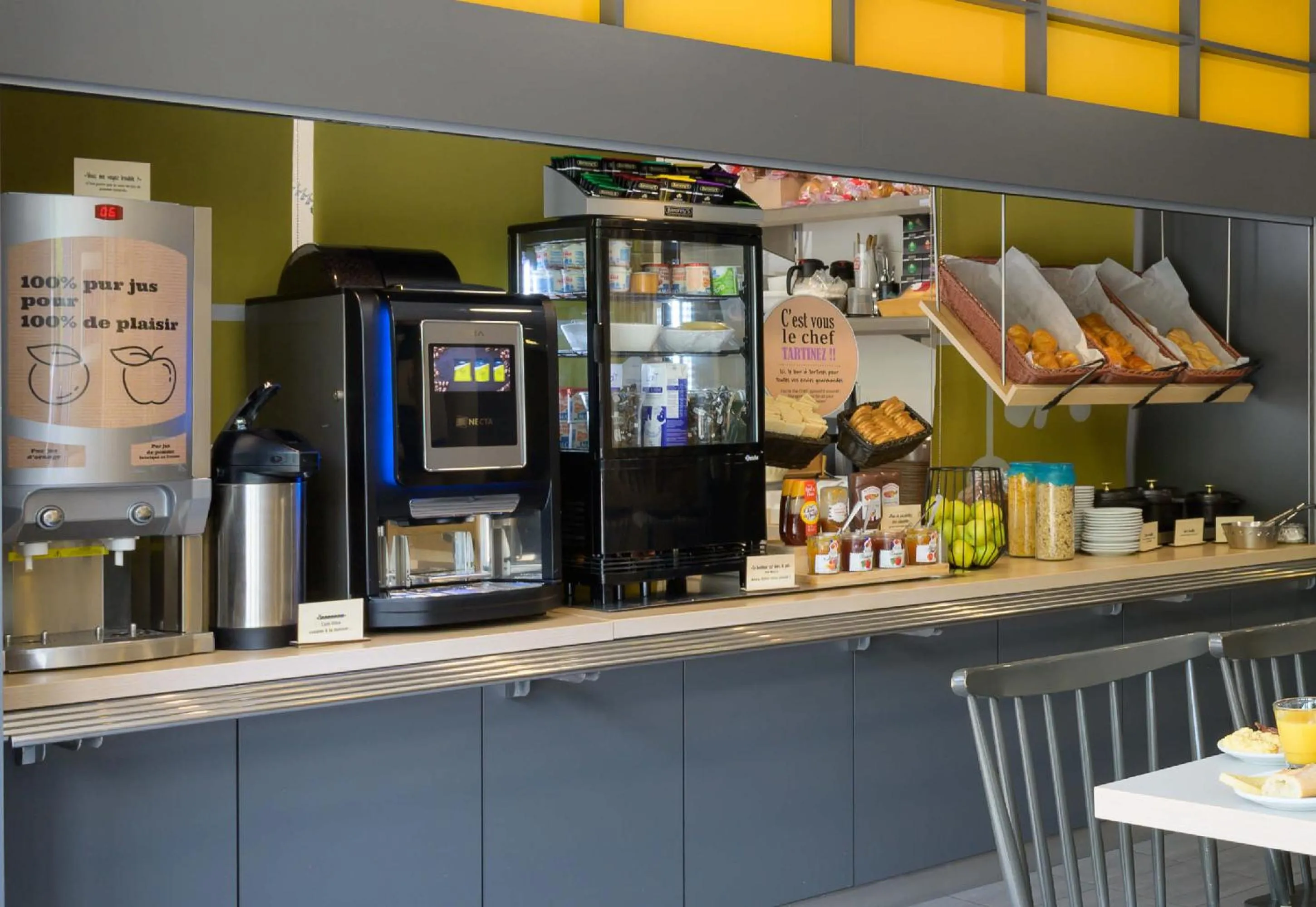 Breakfast in B&B HOTEL Marne-La-Vallée Torcy